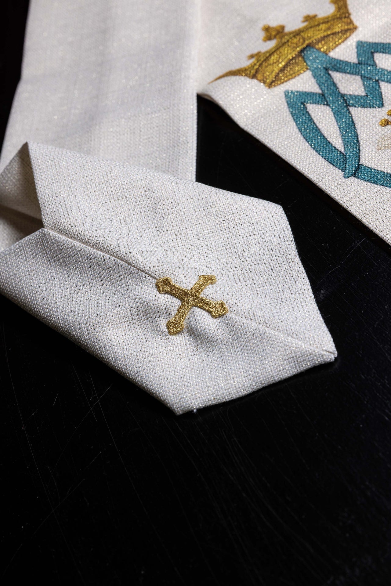 Ornat Maryjny Kremowy z Liliami i Monogramem AM Drukowany - alba.pl
