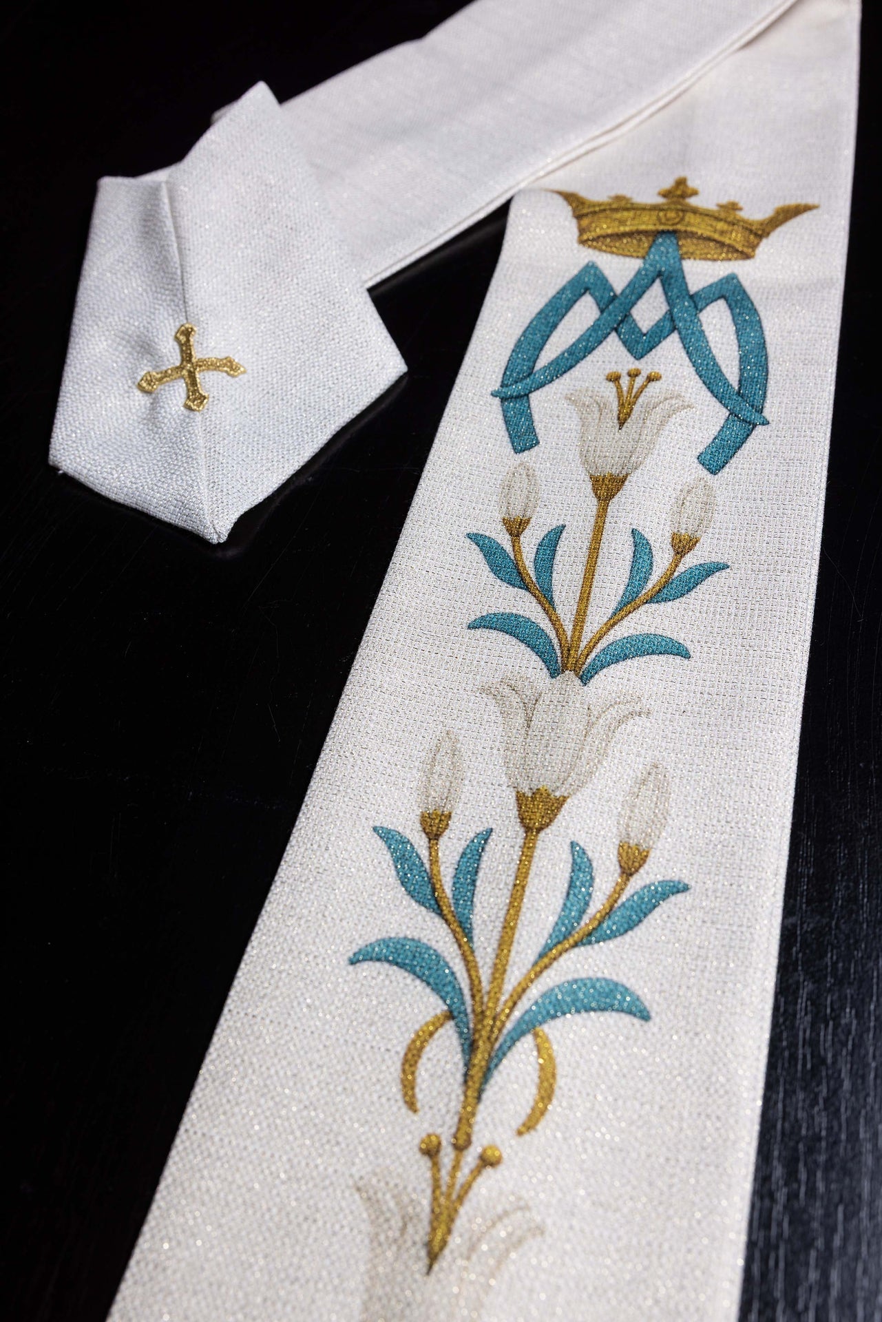 Ornat Maryjny Kremowy z Liliami i Monogramem AM Drukowany - alba.pl