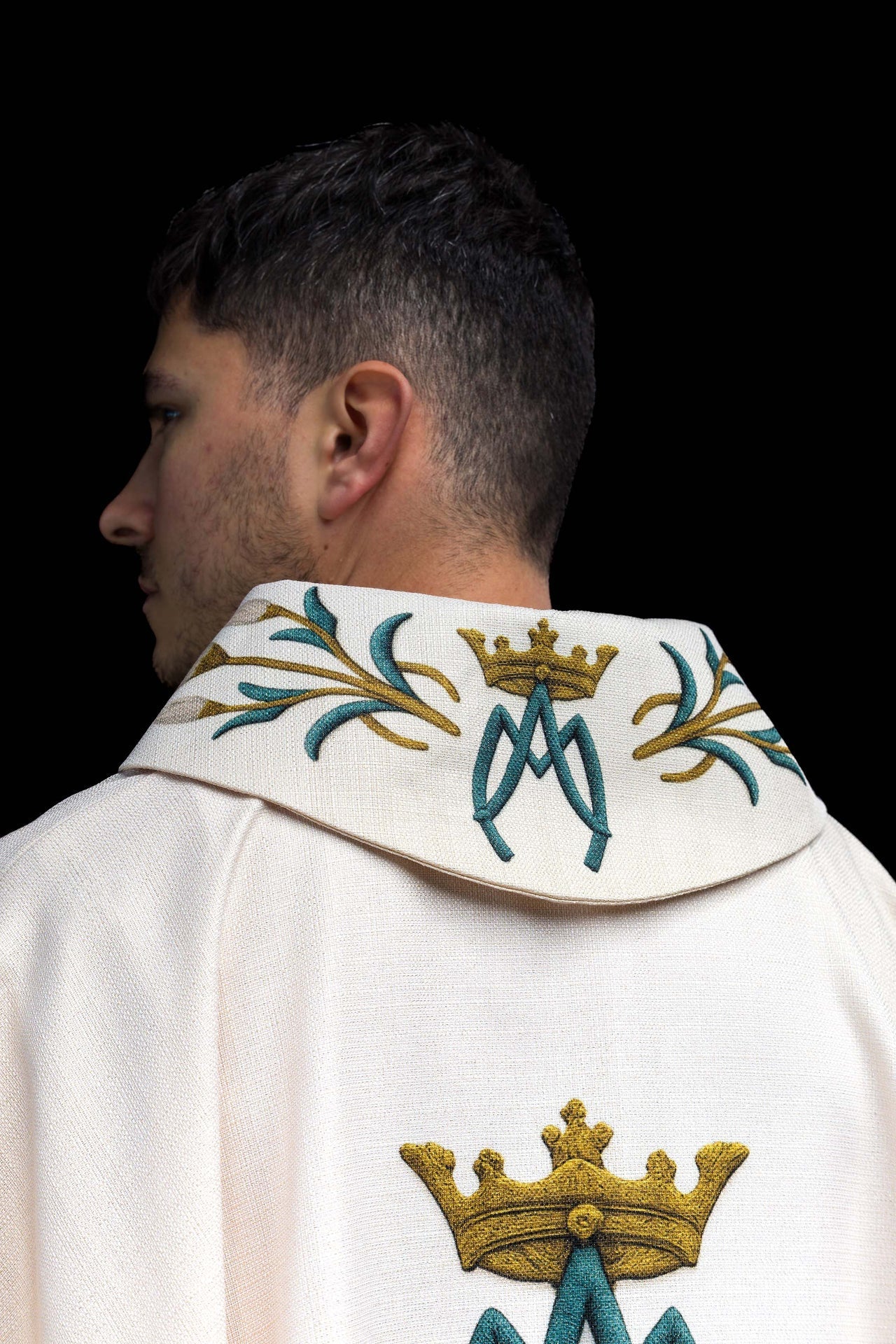 Ornat Maryjny Kremowy z Liliami i Monogramem AM Drukowany - alba.pl