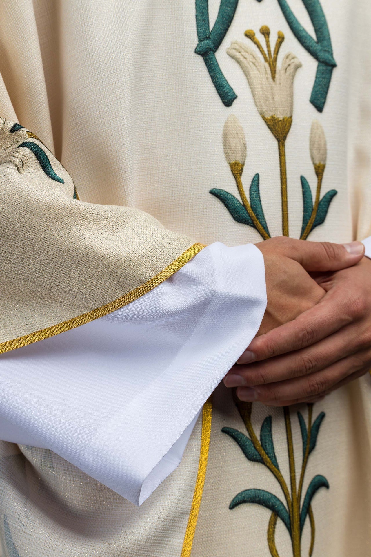 Ornat Maryjny Kremowy z Liliami i Monogramem AM Drukowany - alba.pl