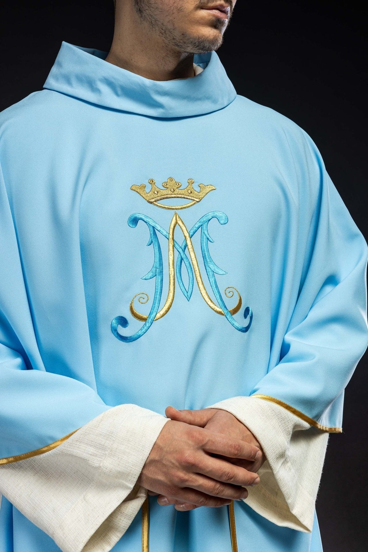Ornat Maryjny Niebieski Haftowany Złotem - Elegancka Szata Liturgiczna - alba.pl
