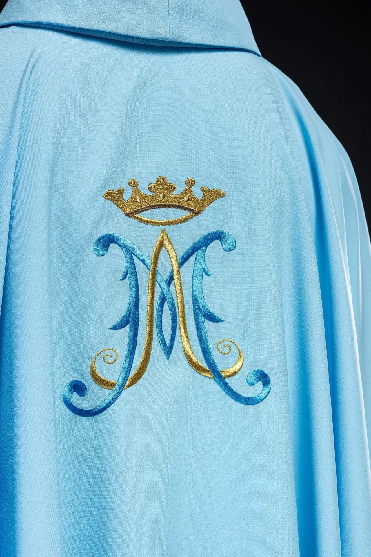 Ornat Maryjny Niebieski Haftowany Złotem - Elegancka Szata Liturgiczna - alba.pl