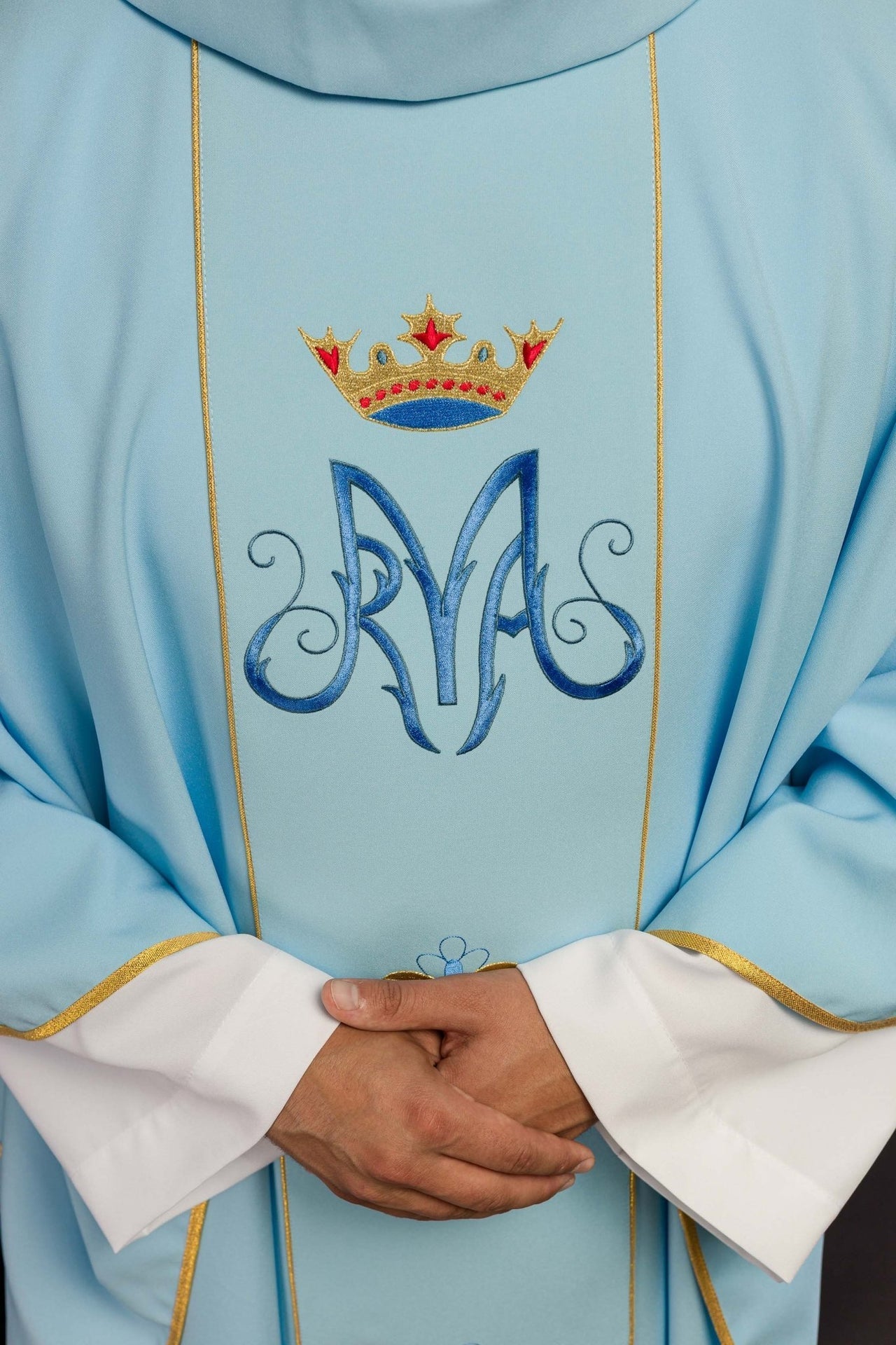 Ornat Maryjny Niebieski z Haftem Symbolu Maryjnego i Złotą Lamówką - alba.pl