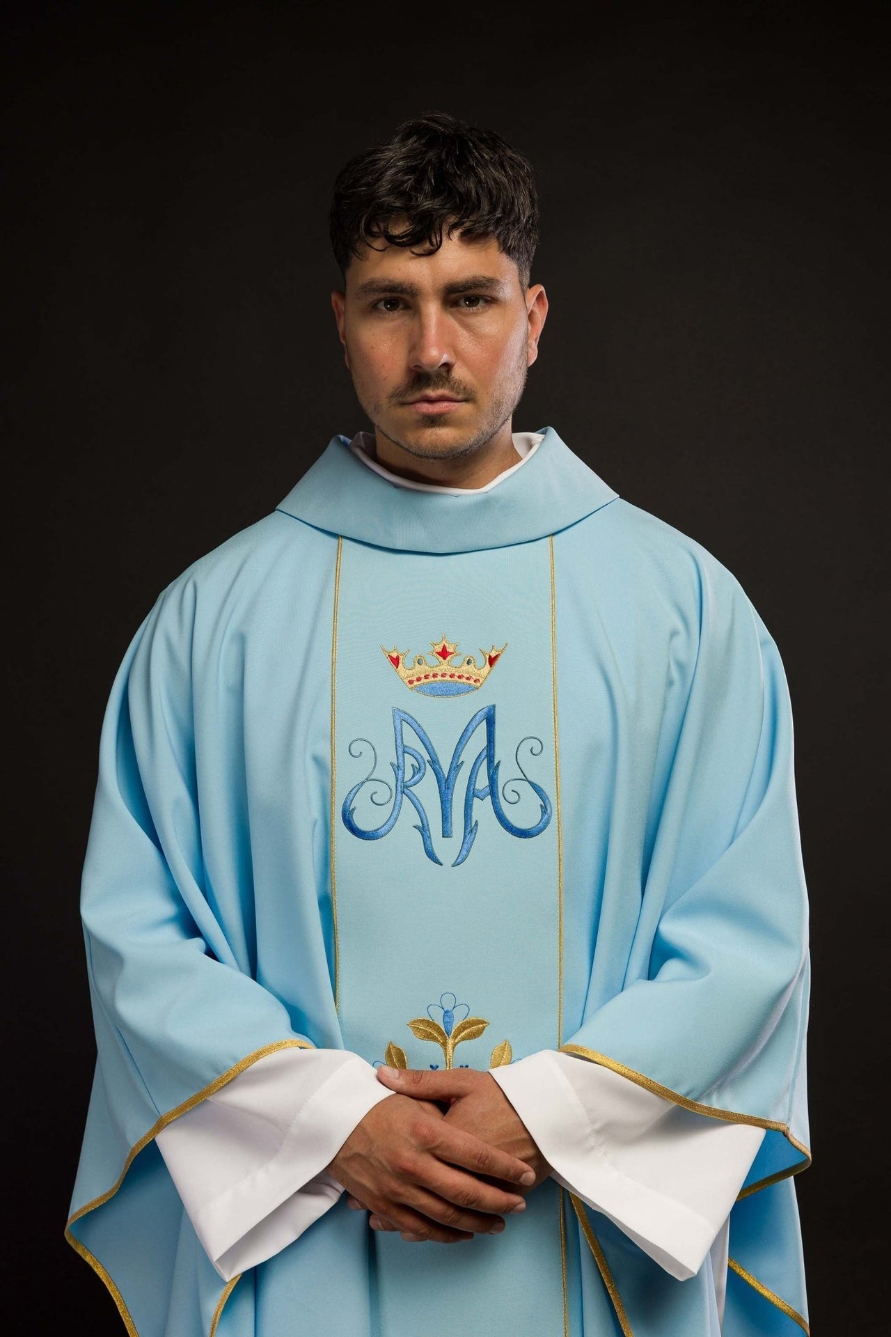 Ornat Maryjny Niebieski z Haftem Symbolu Maryjnego i Złotą Lamówką - alba.pl