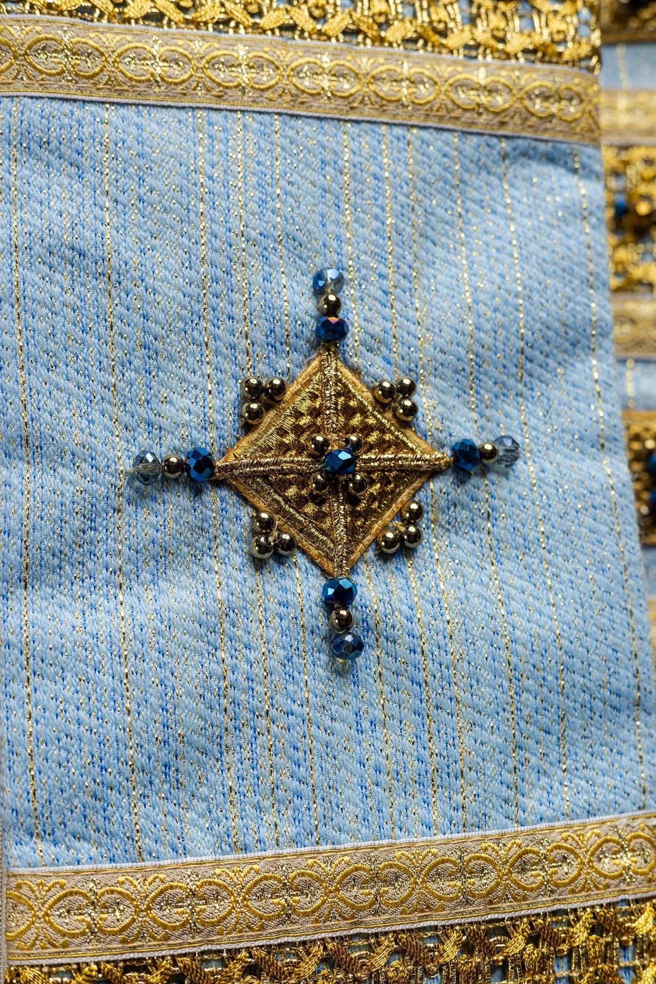 Ornat Maryjny Ręcznie Zdobiony Kamieniami Naturalnymi Handmade - alba.pl