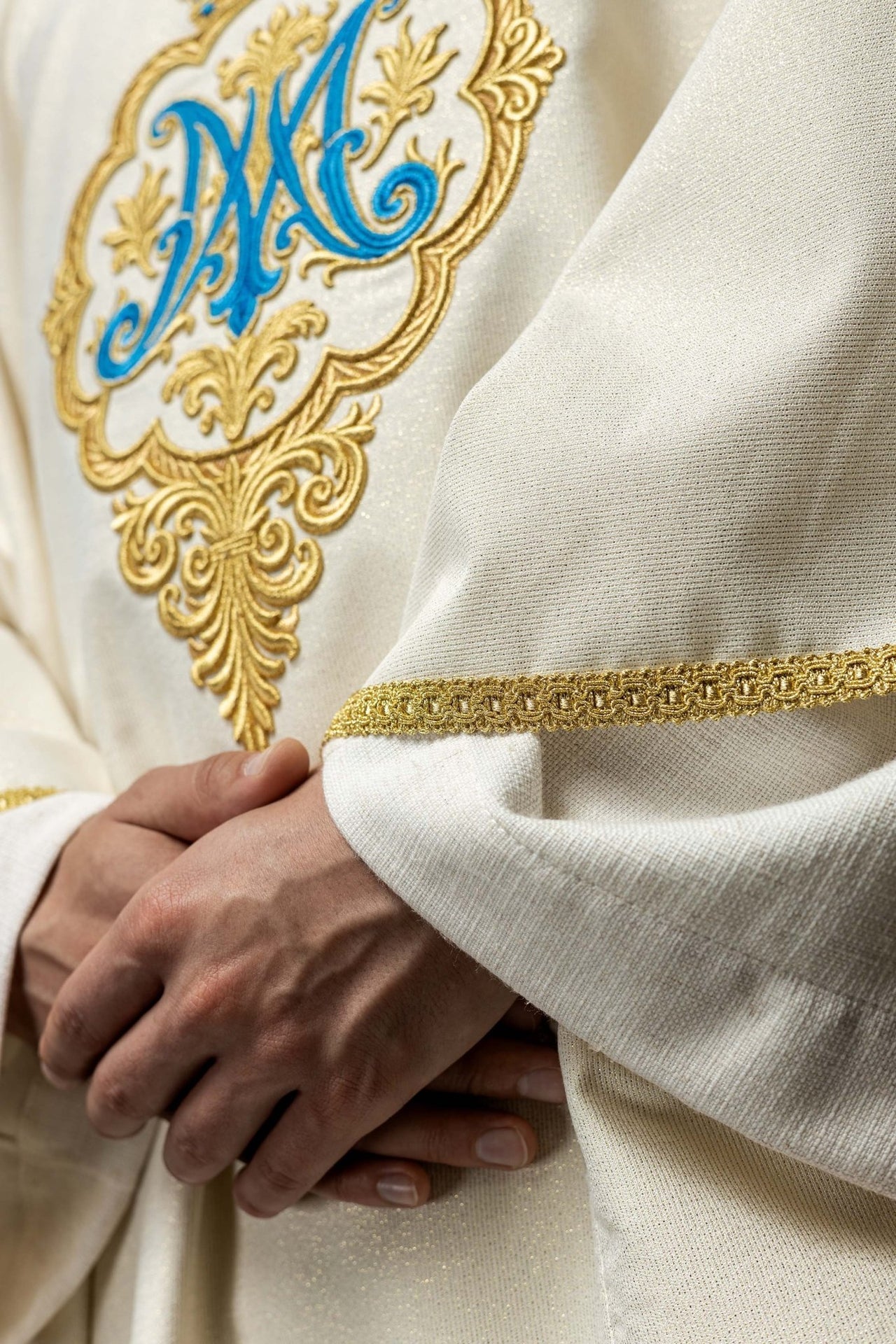 Ornat Maryjny z Haftowanym Herbem i Złotą Koroną - Alba.pl - alba.pl