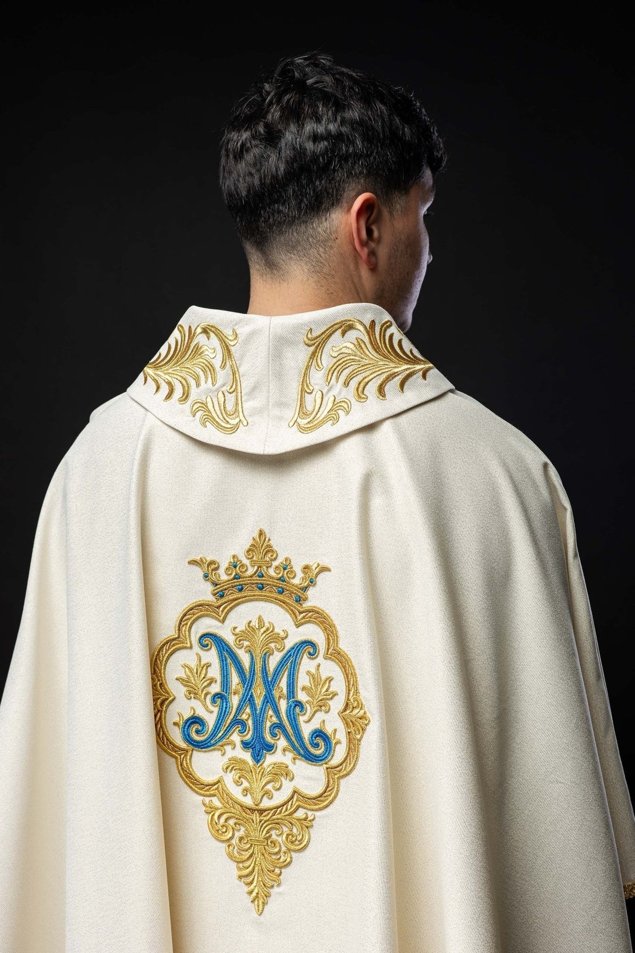 Ornat Maryjny z Haftowanym Herbem i Złotą Koroną - Alba.pl - alba.pl