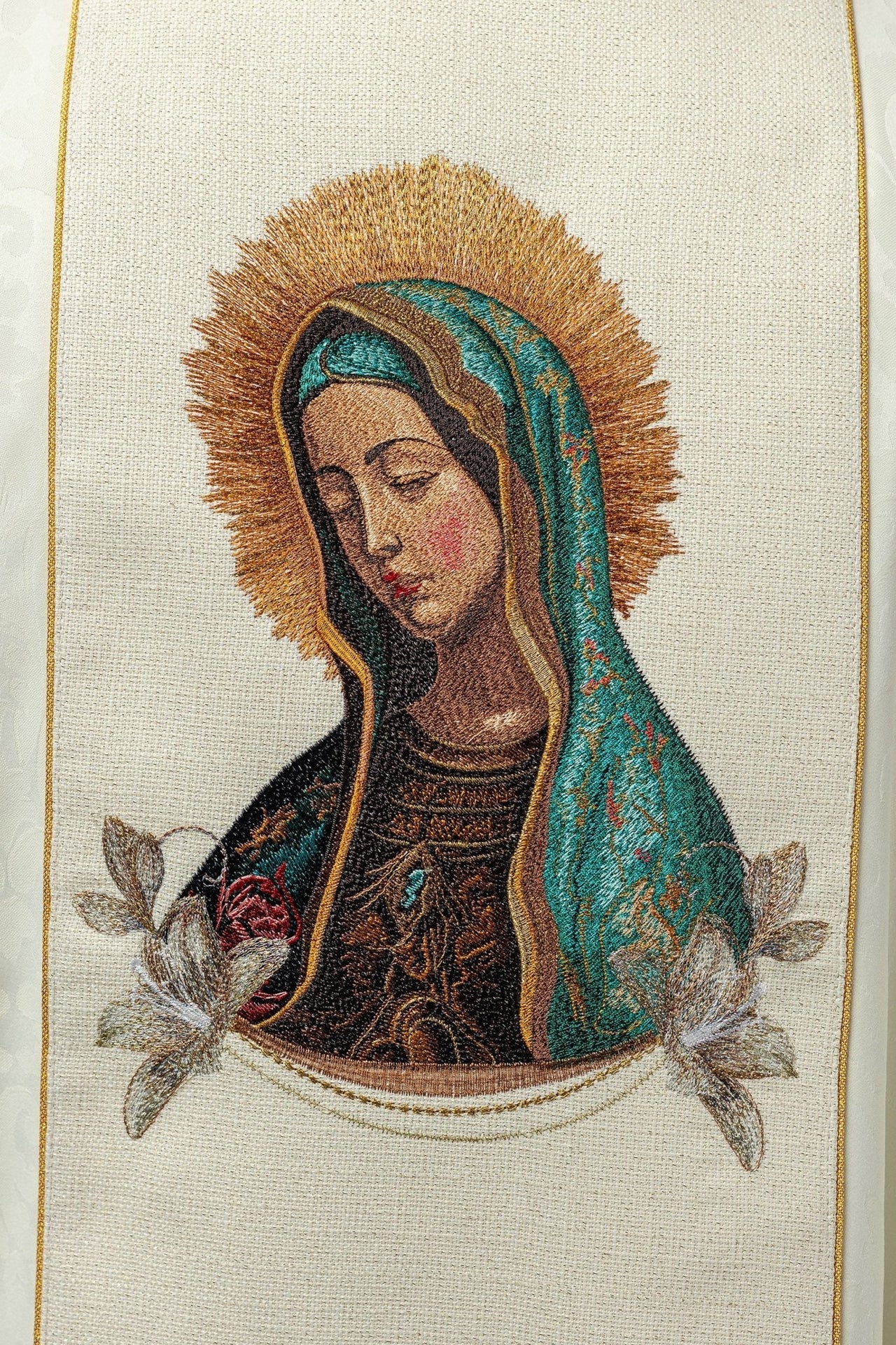 Ornat Maryjny Złoty z Haftem Matki Boskiej Guadalupe - alba.pl