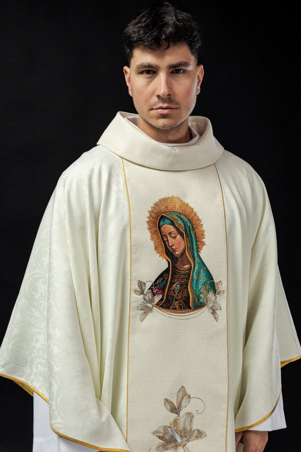 Ornat Maryjny Złoty z Haftem Matki Boskiej Guadalupe - alba.pl