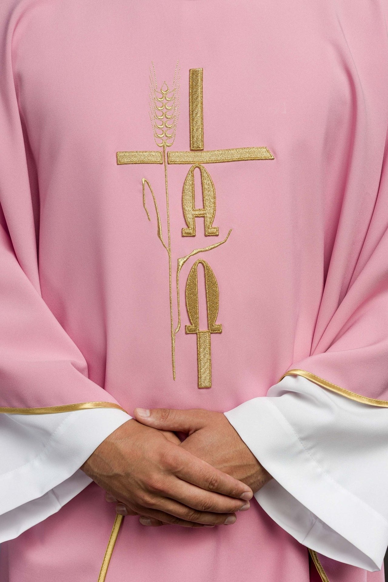Ornat Różowy Haftowany Krzyż i IHS - Elegancka Szata Liturgiczna - alba.pl