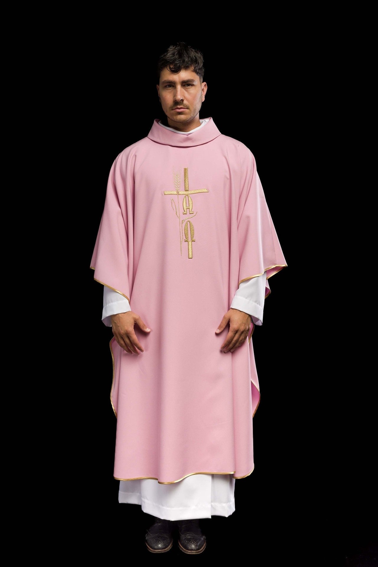 Ornat Różowy Haftowany Krzyż i IHS - Elegancka Szata Liturgiczna - alba.pl