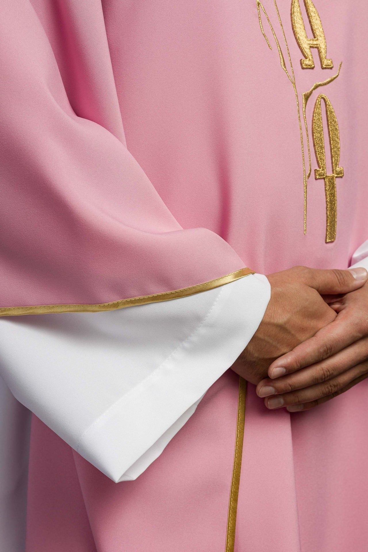 Ornat Różowy Haftowany Krzyż i IHS - Elegancka Szata Liturgiczna - alba.pl