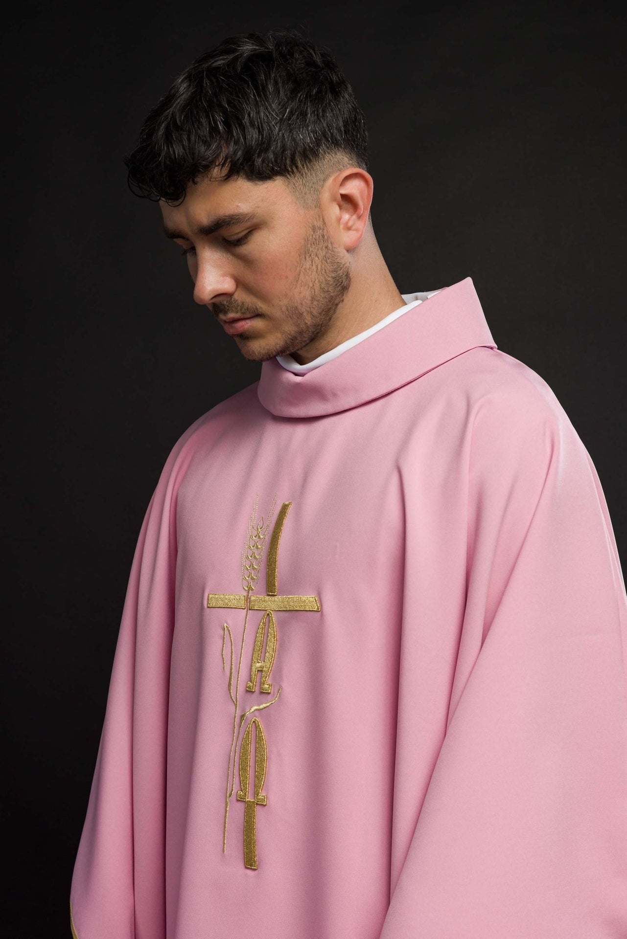 Ornat Różowy Haftowany Krzyż i IHS - Elegancka Szata Liturgiczna - alba.pl