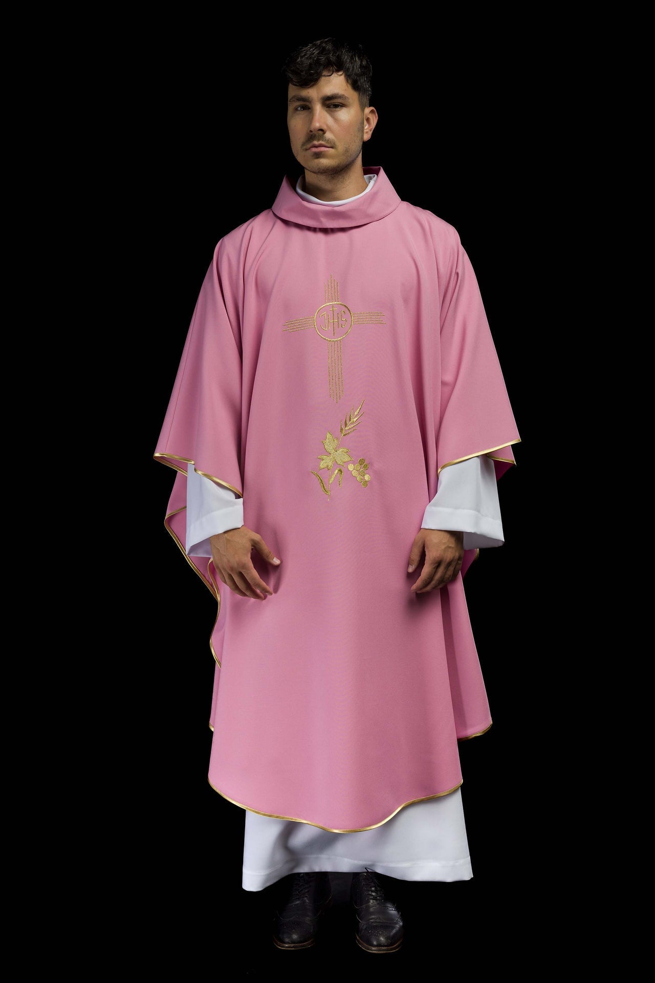 Ornat Różowy Haftowany Złotym Symbolem IHS - Elegancki Strój Liturgiczny - alba.pl
