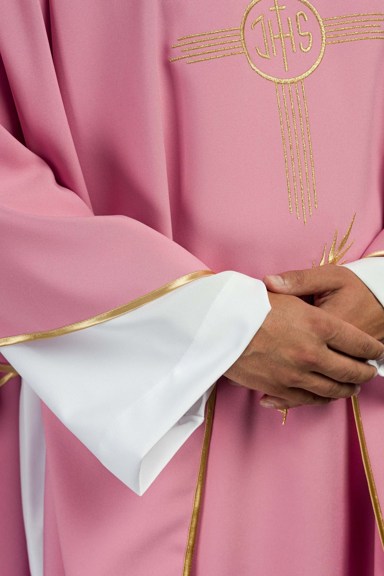 Ornat Różowy Haftowany Złotym Symbolem IHS - Elegancki Strój Liturgiczny - alba.pl