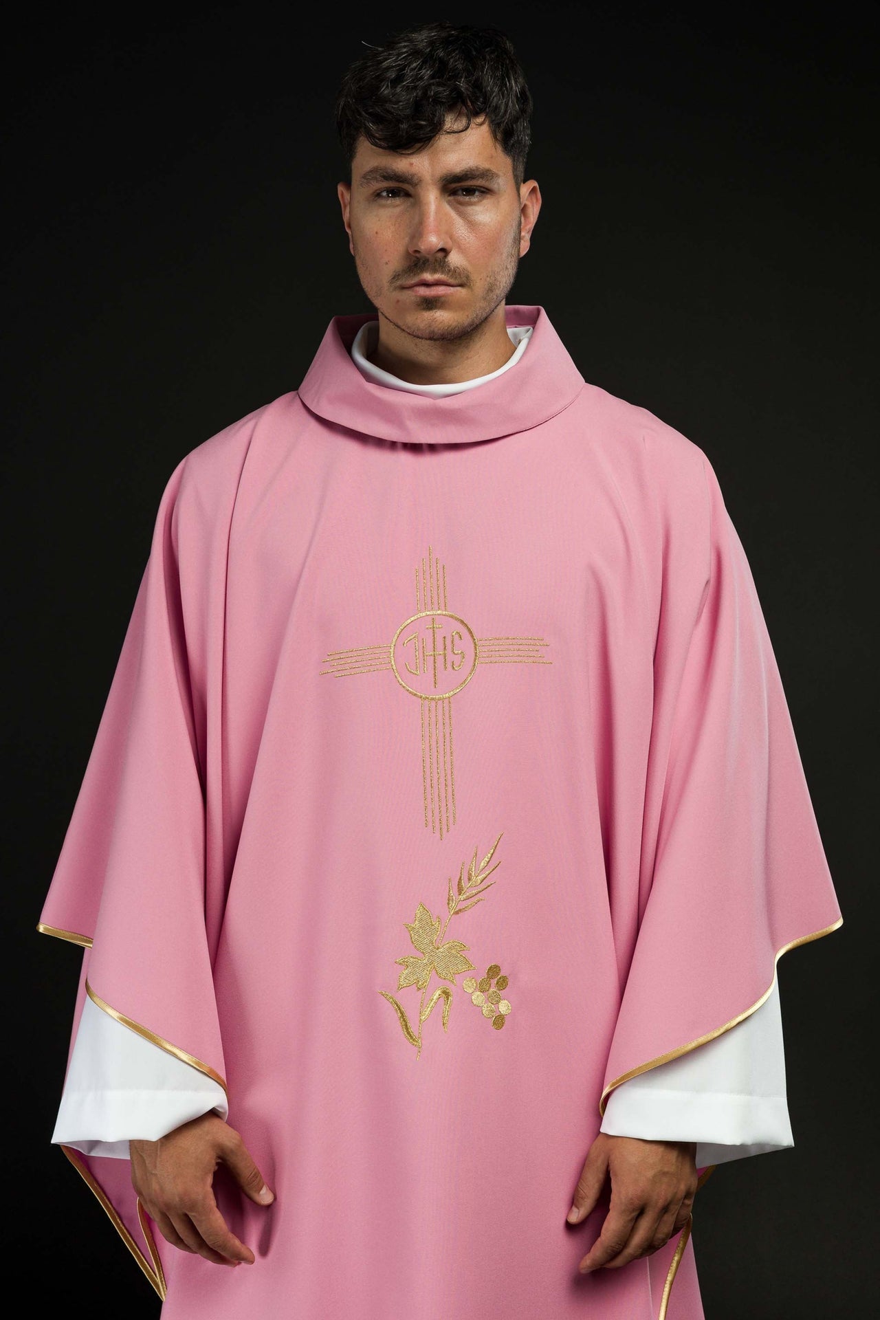 Ornat Różowy Haftowany Złotym Symbolem IHS - Elegancki Strój Liturgiczny - alba.pl