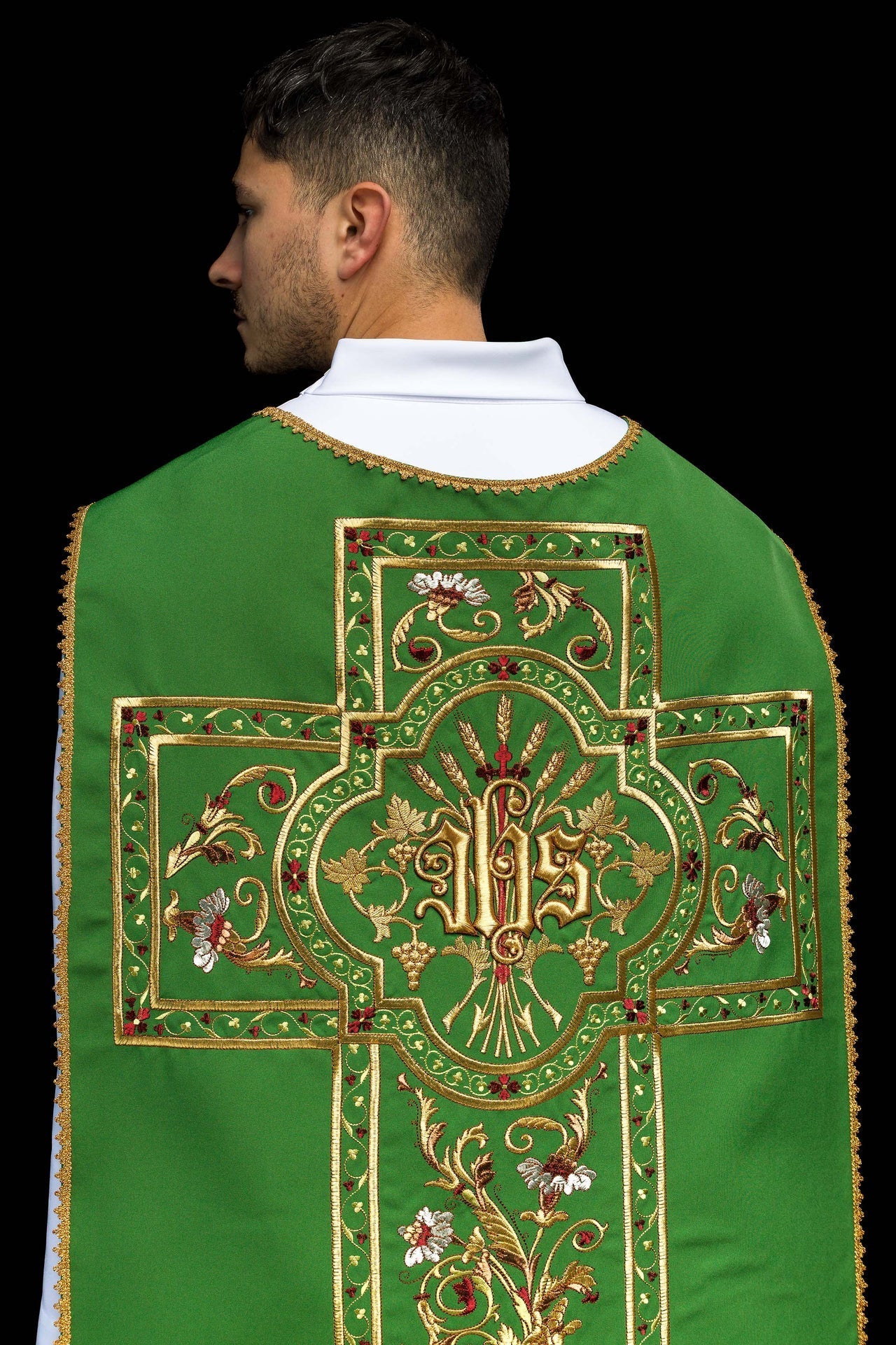 Ornat Rzymski Zielony z Haftem IHS - Elegancka Liturgia - alba.pl