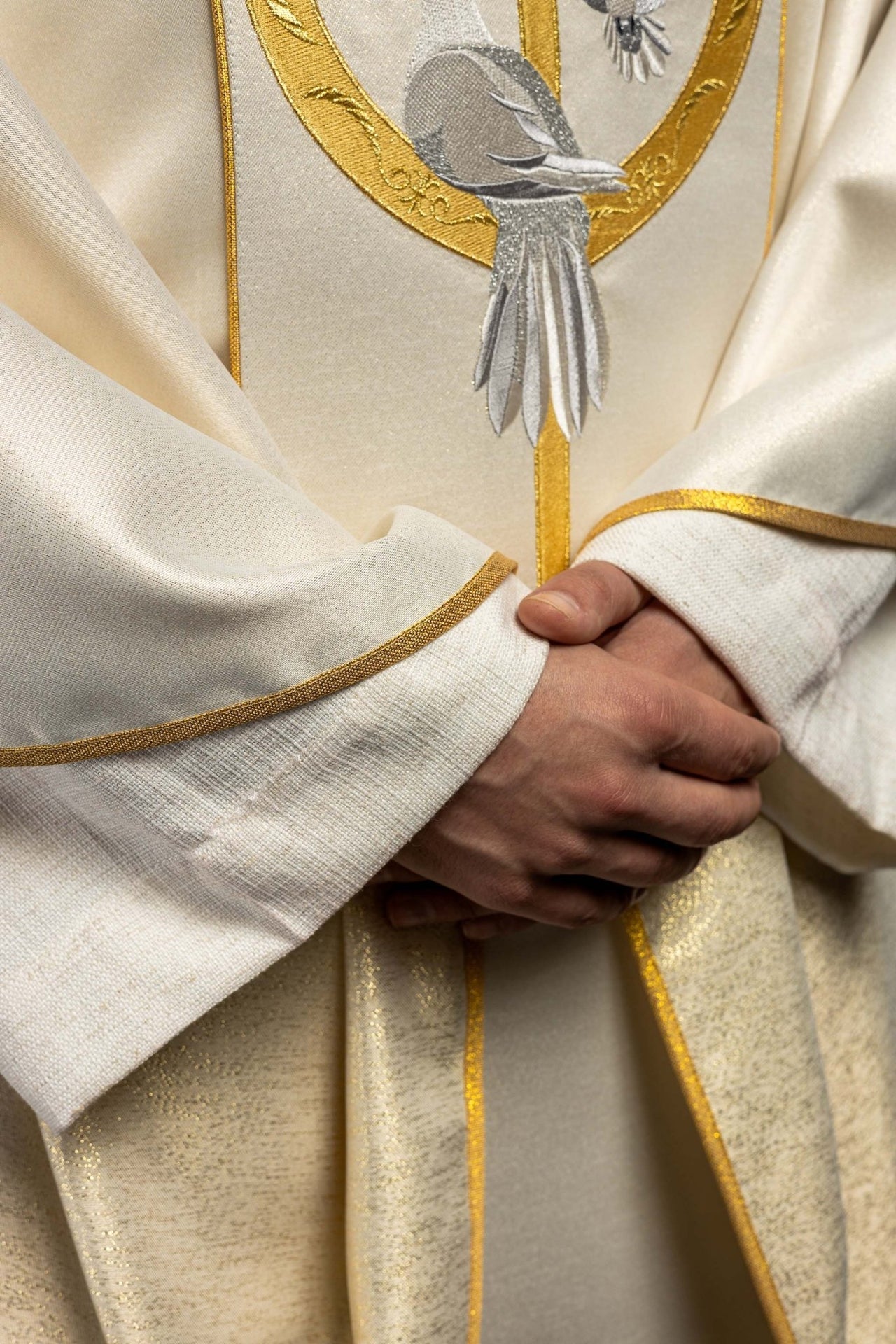 Ornat Ślubny Ecru Zdobiony Krzyżem i Gołębiami - alba.pl