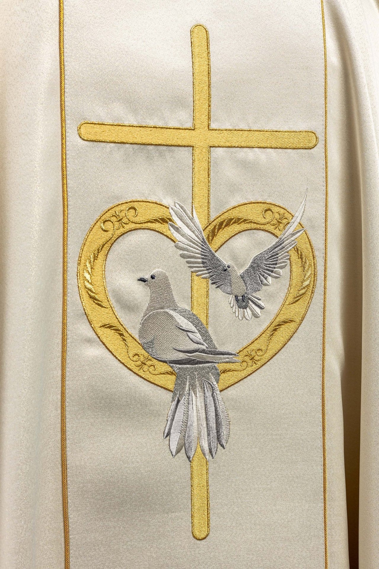 Ornat Ślubny Ecru Zdobiony Krzyżem i Gołębiami - alba.pl