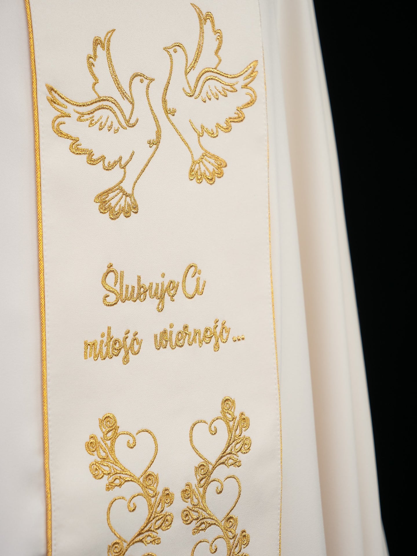Ornat ślubny z haftem gołębi i obrączek ecru - alba.pl
