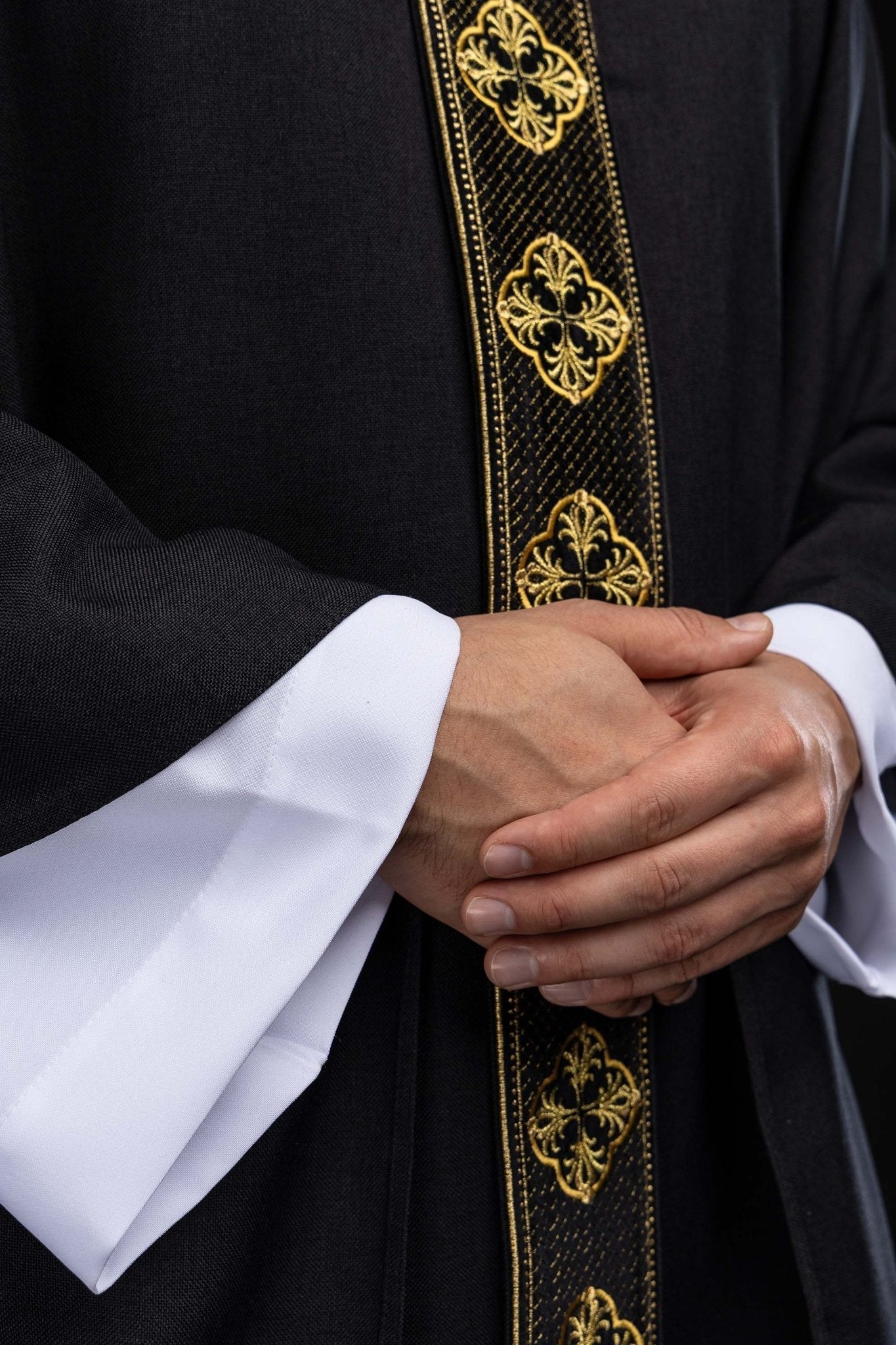 Ornat w kolorze czarnym z haftowanym pasem i kołnierzem w krzyże - alba.pl