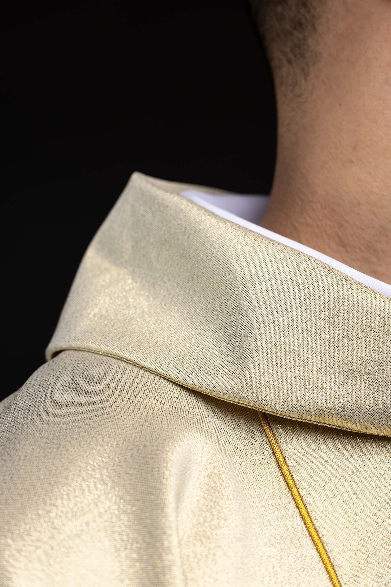 Ornat z haftem kielicha eucharystycznego w kolorze złotym - alba.pl