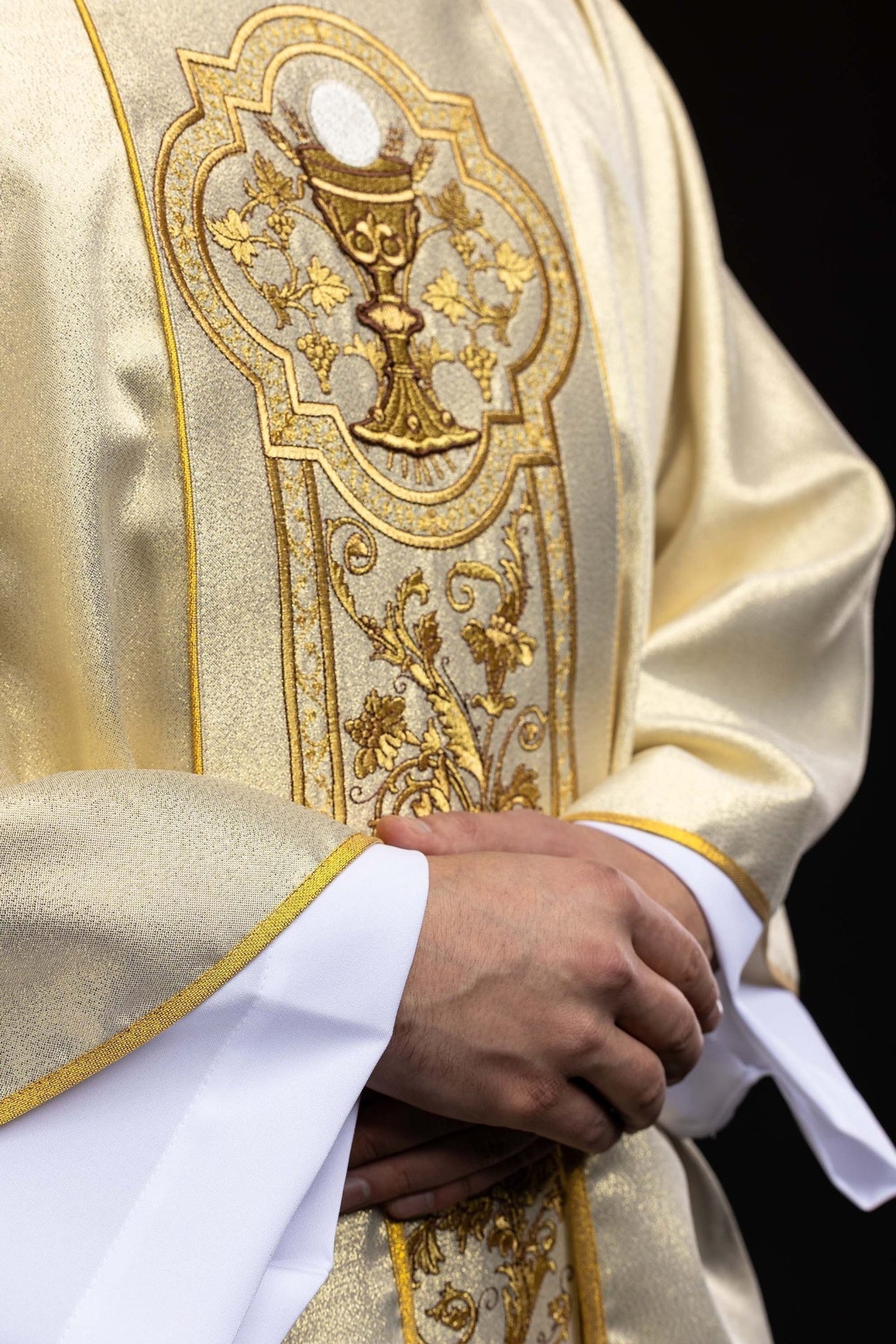 Ornat z haftem kielicha eucharystycznego w kolorze złotym - alba.pl