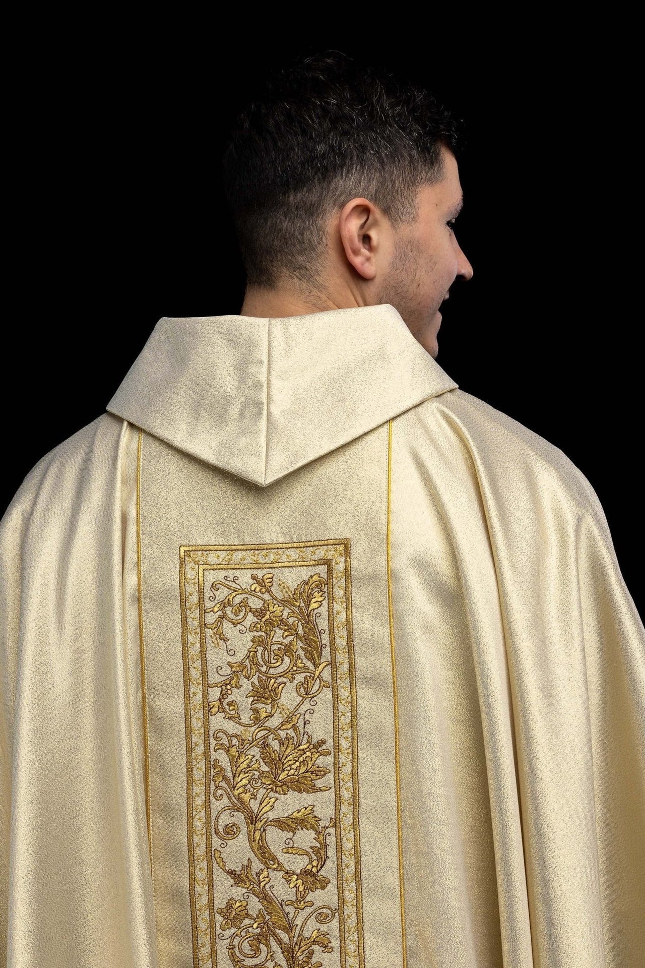 Ornat z haftem kielicha eucharystycznego w kolorze złotym - alba.pl