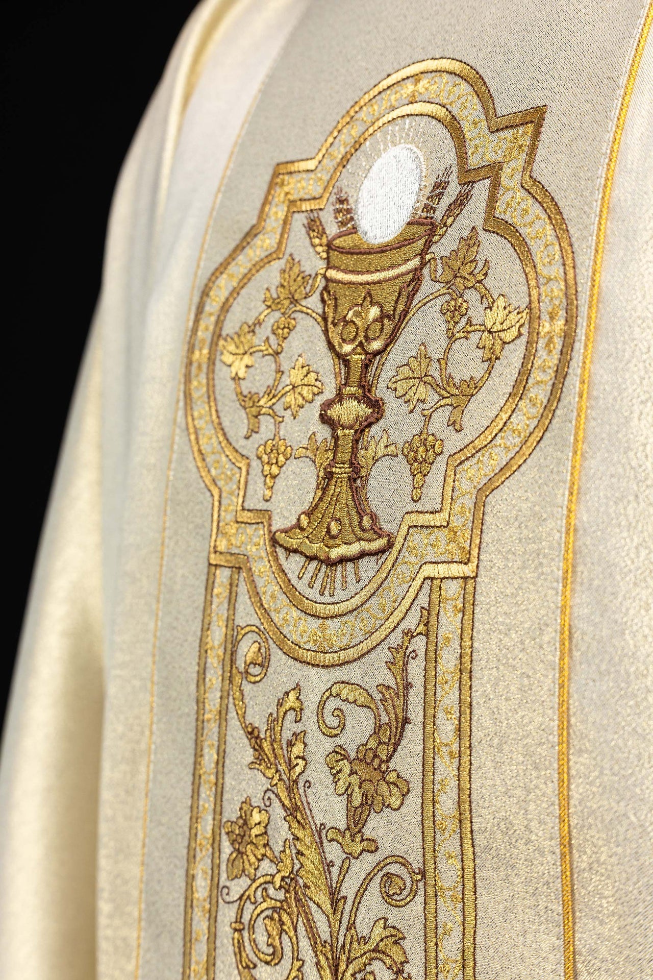 Ornat z haftem kielicha eucharystycznego, złoty - alba.pl