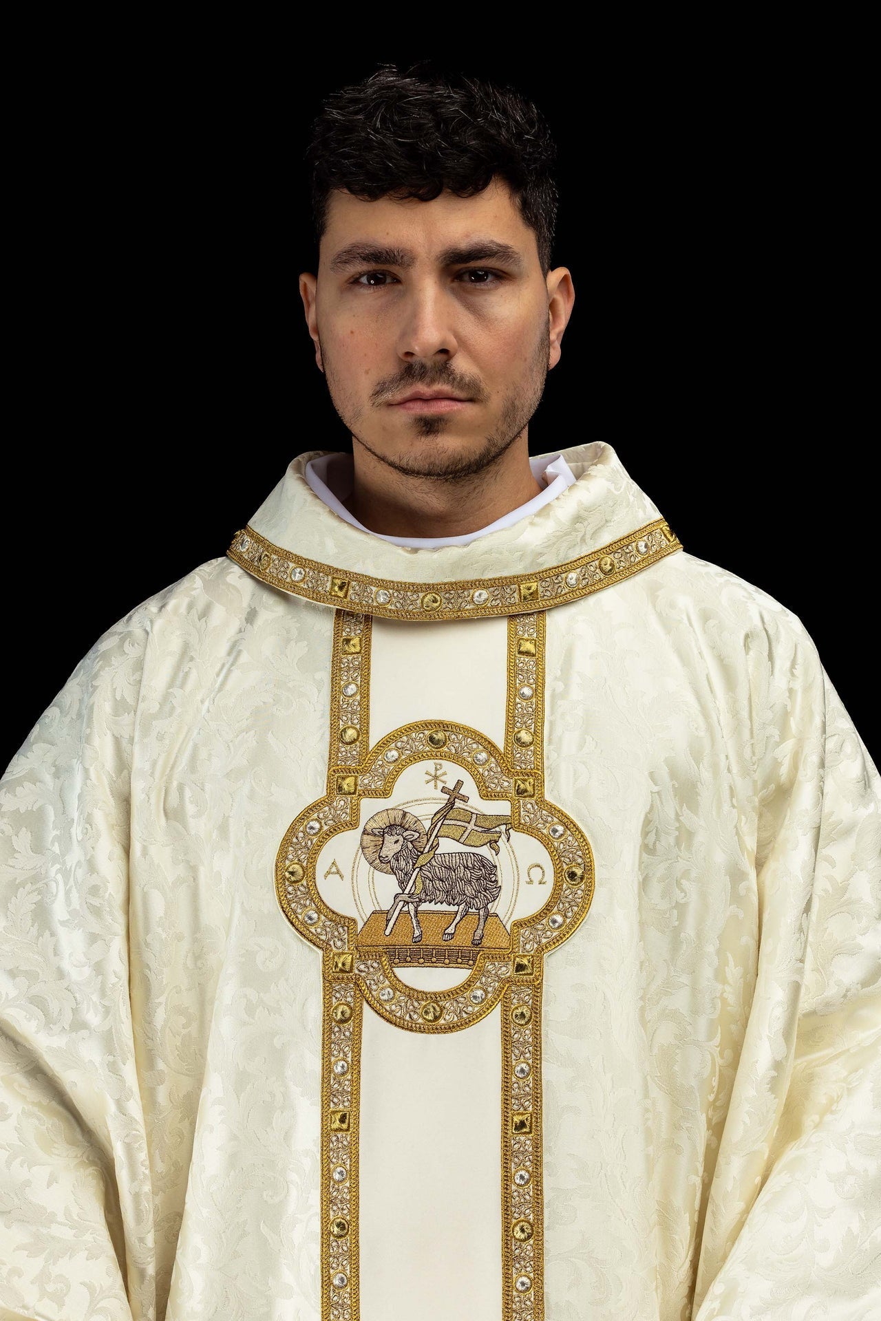 Ornat z pasem i haftem baranka wielkanocnego na tkaninie żakardowej - alba.pl