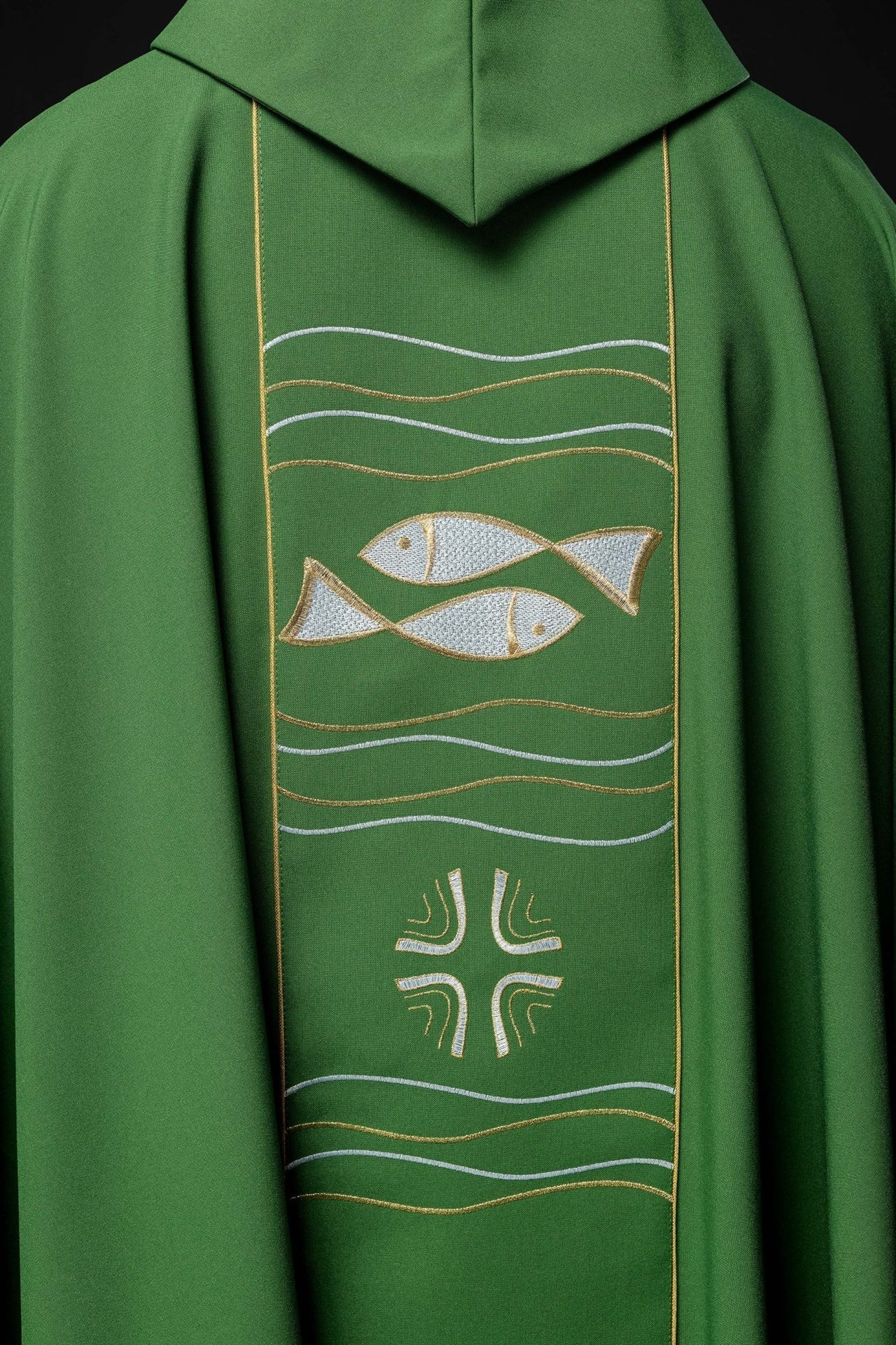 Ornat Zielony z Haftem Krzyża i Ryb - Symbolika Chrześcijańska - alba.pl