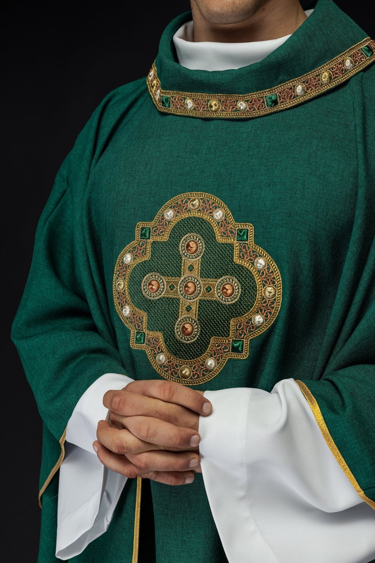 Ornat Zielony z Haftowanym Krzyżem i Lamówką - Elegancki Strój Liturgiczny - alba.pl