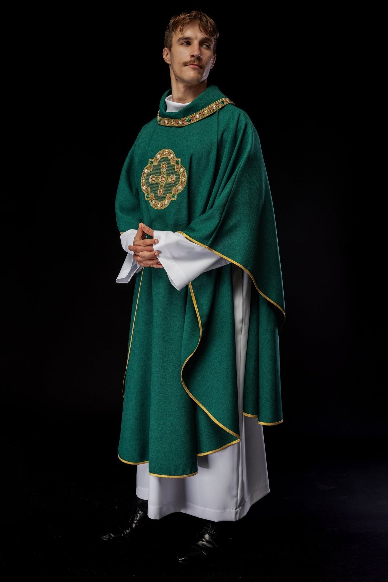 Ornat Zielony z Haftowanym Krzyżem i Lamówką - Elegancki Strój Liturgiczny - alba.pl