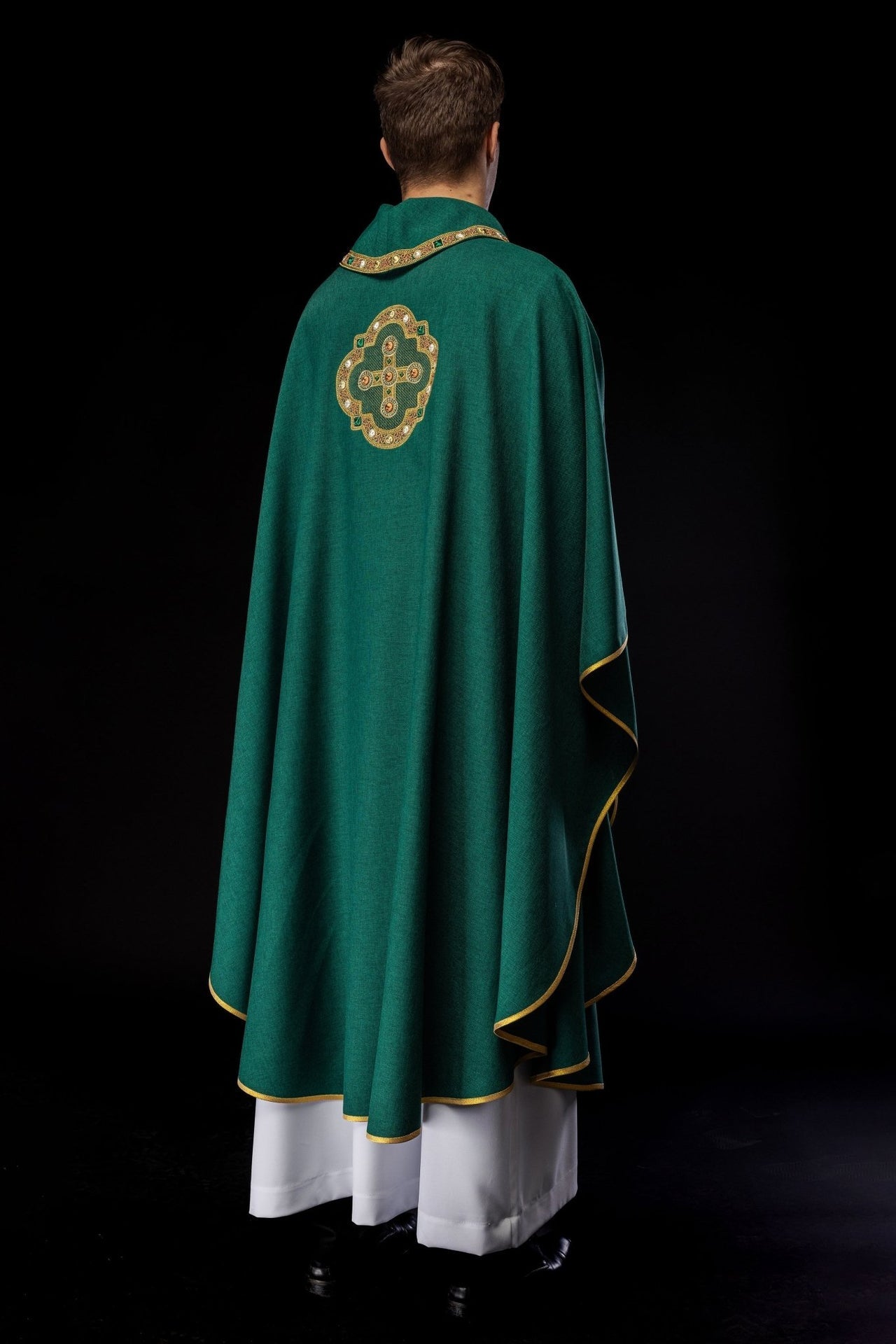 Ornat Zielony z Haftowanym Krzyżem i Lamówką - Elegancki Strój Liturgiczny - alba.pl
