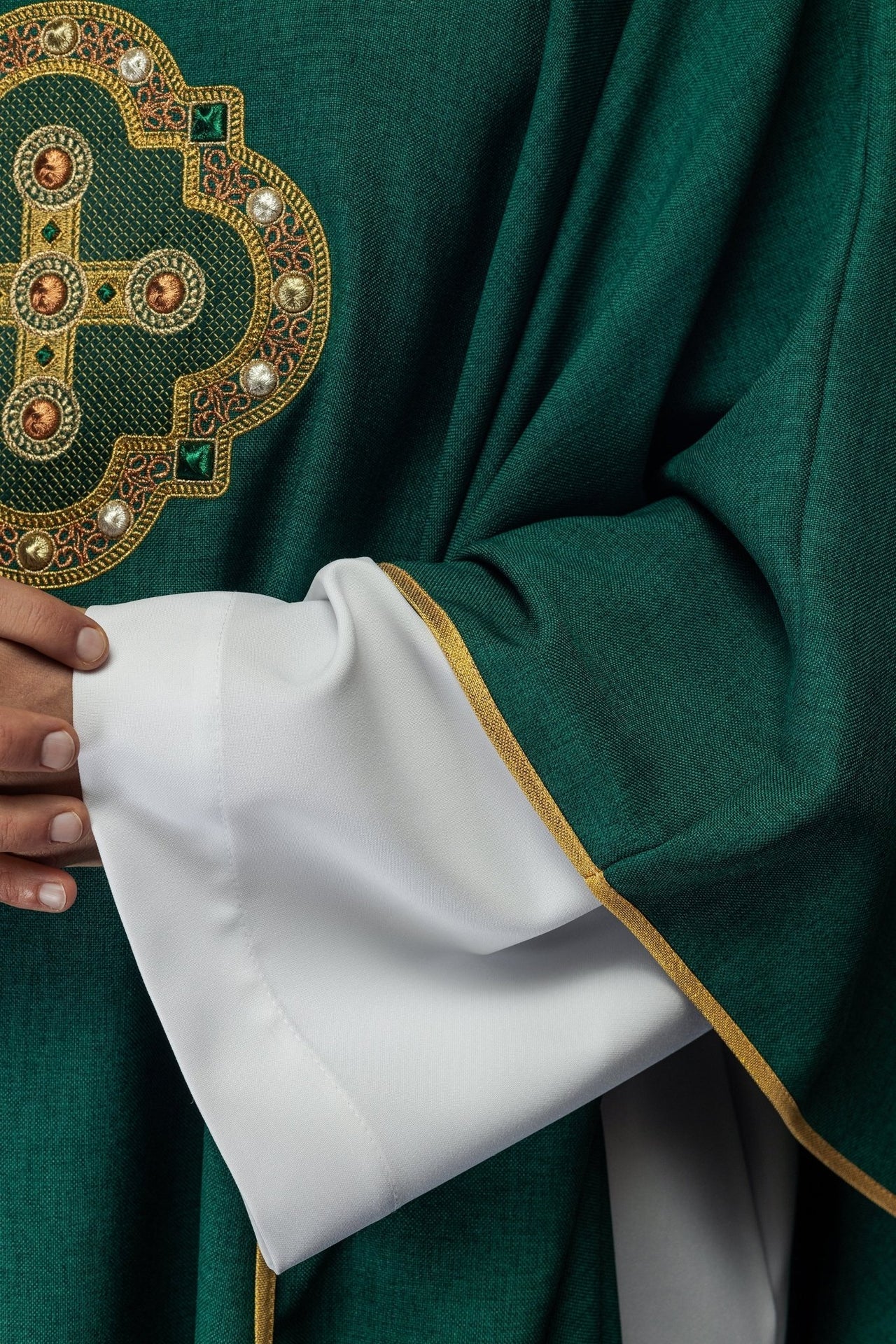 Ornat Zielony z Haftowanym Krzyżem i Lamówką - Elegancki Strój Liturgiczny - alba.pl
