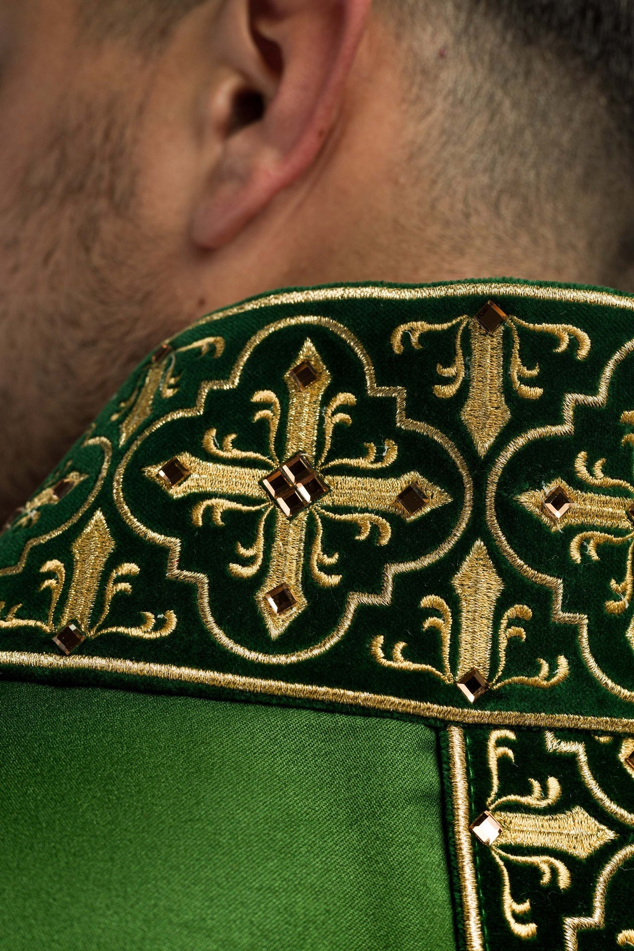 Ornat Zielony z Haftowanym Pasem i Kamieniami Fasetowanymi - alba.pl