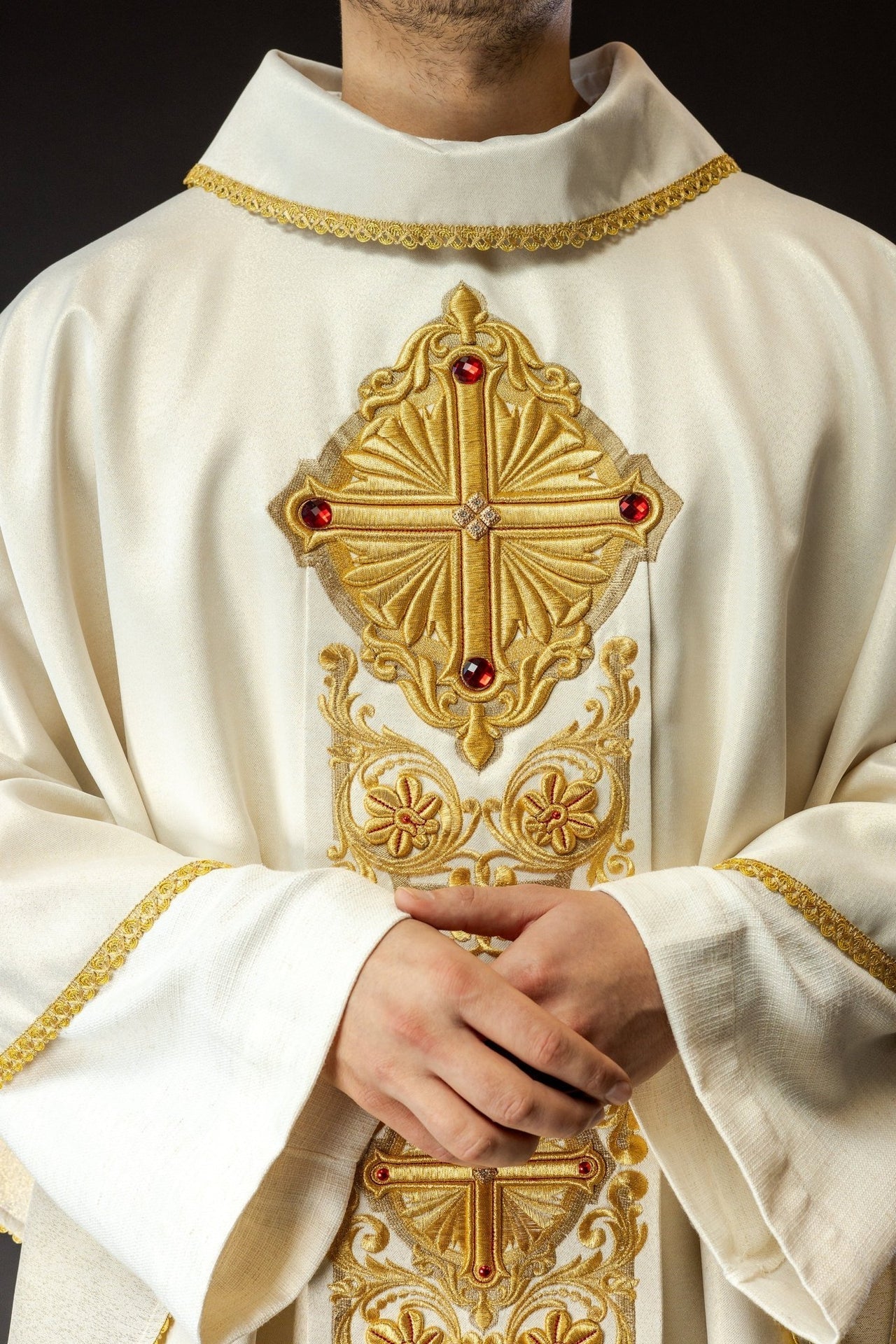 Ornat Złoty Bogato Haftowany i Zdobiony Kamieniami Szlachetnymi - alba.pl