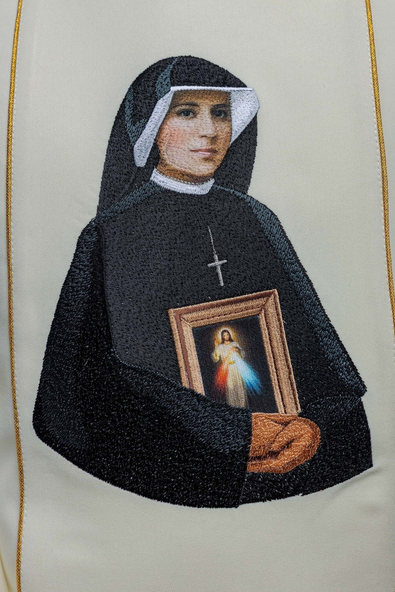 Ornat Złoty Haftowany Święta Faustyna - Elegancki Strój Liturgiczny - alba.pl