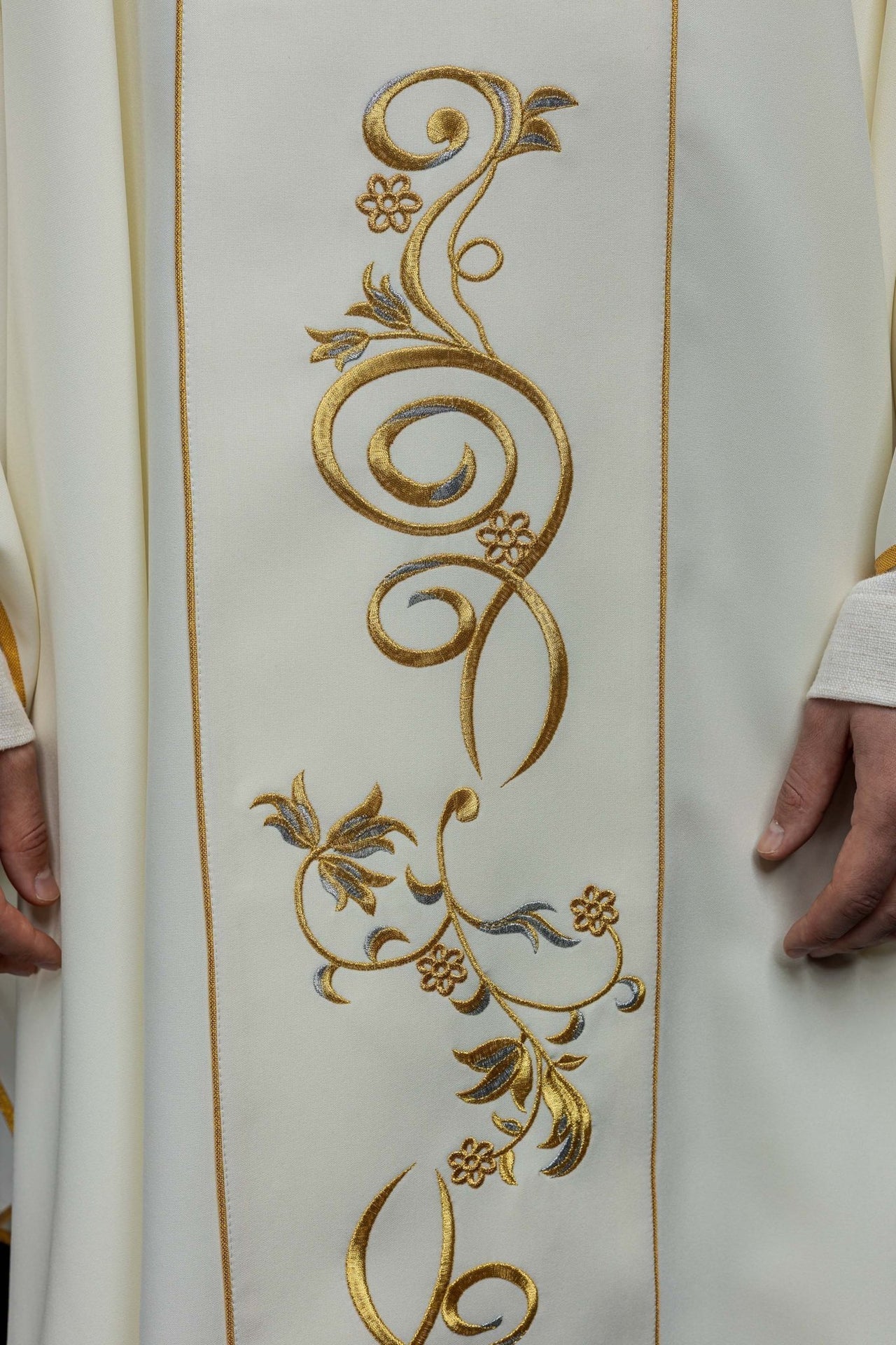 Ornat Złoty Haftowany Święta Faustyna - Elegancki Strój Liturgiczny - alba.pl