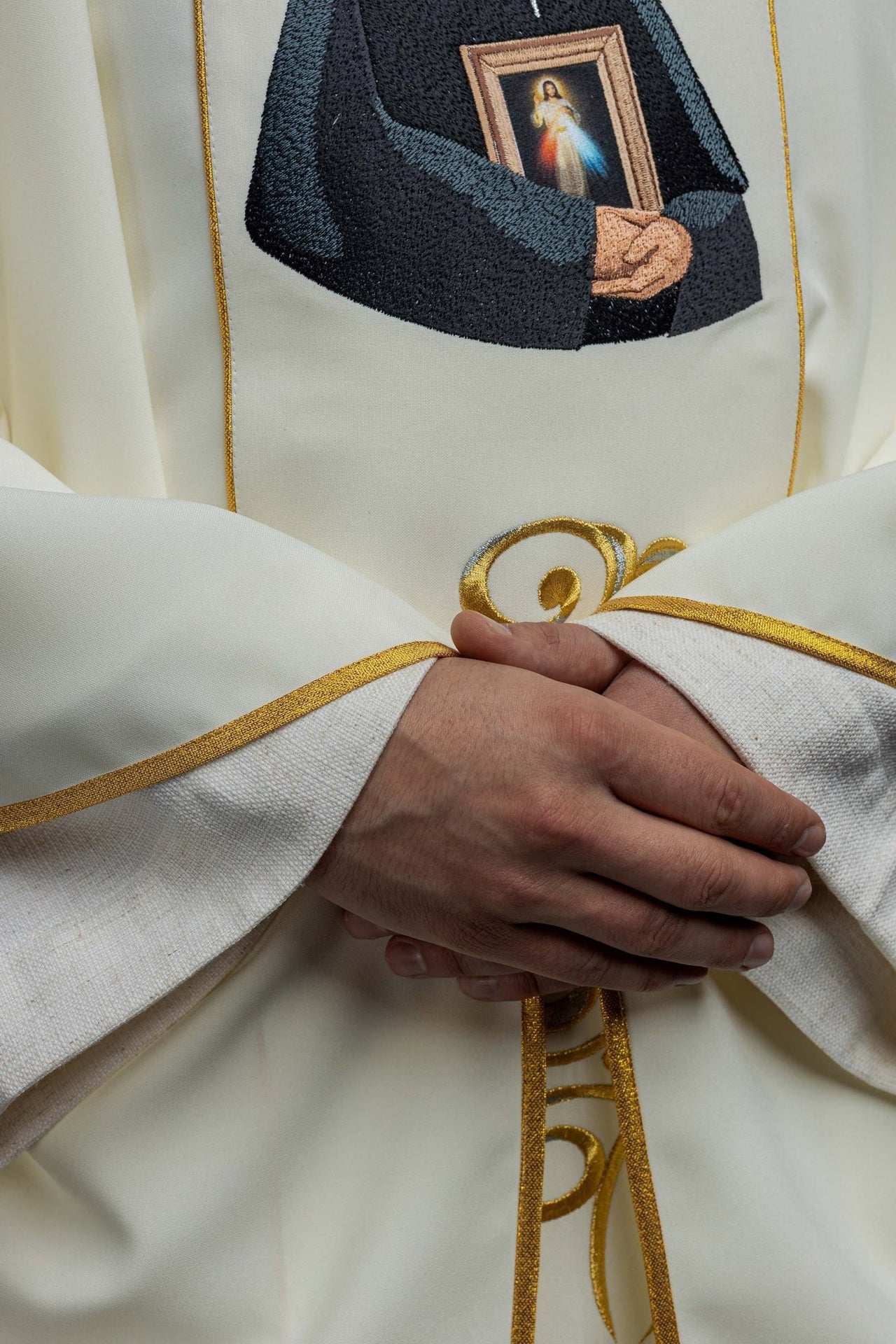 Ornat Złoty Haftowany Święta Faustyna - Elegancki Strój Liturgiczny - alba.pl