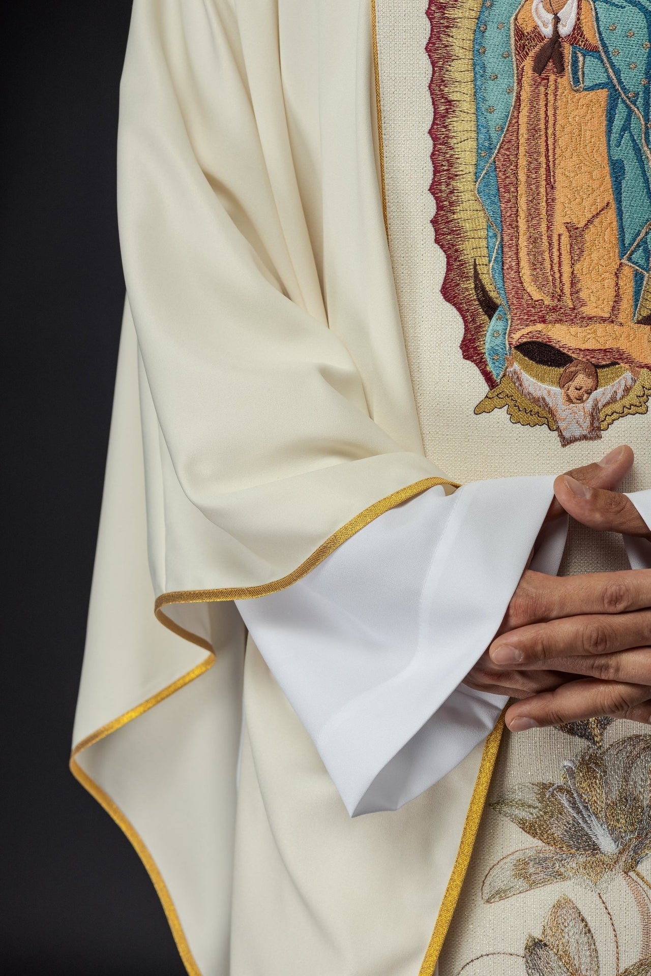 Ornat Złoty z Haftem Matki Boskiej Guadalupe Stuła - alba.pl