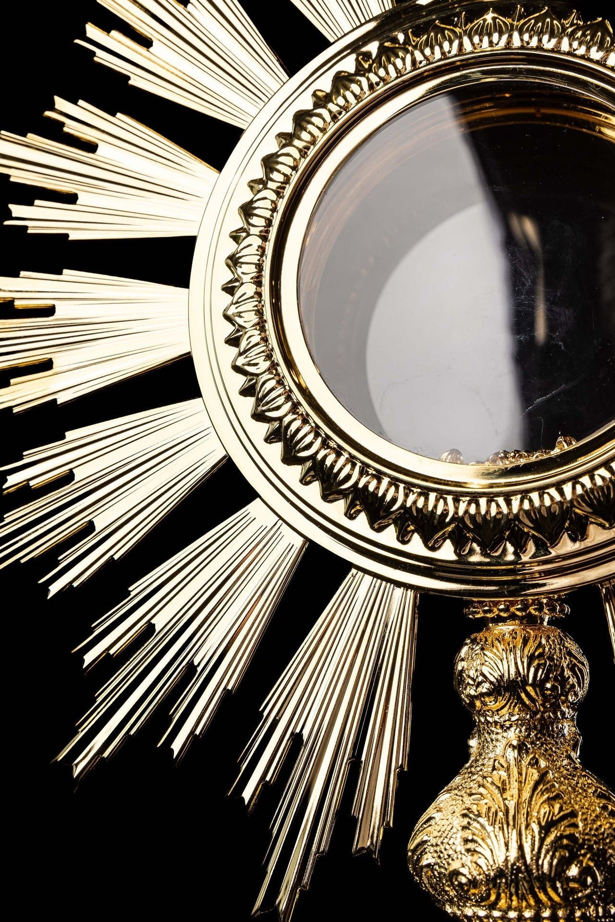 Pozłacana monstrancja liturgiczna z mosiądzu w stylu barokowym na dużą hostię - alba.pl