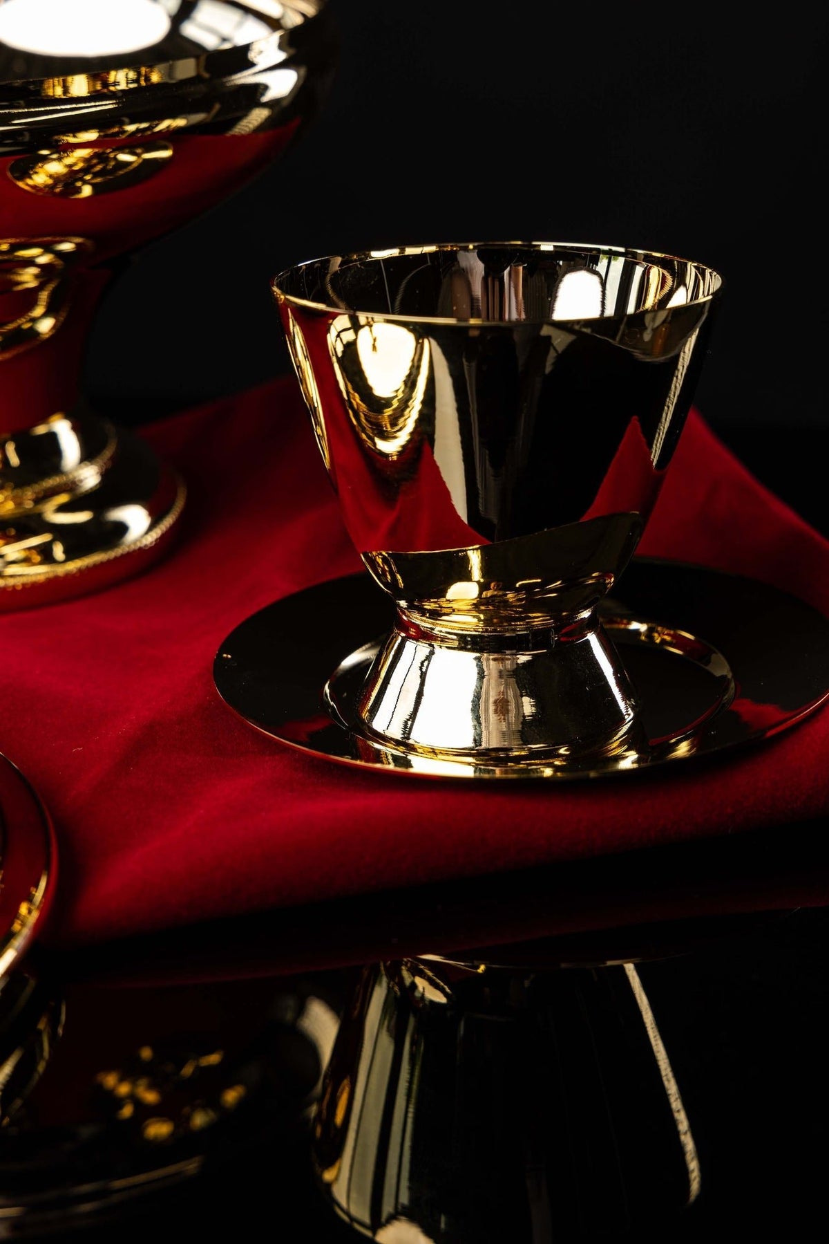 Pozłacana puszka liturgiczna z mosiądzu do Komunii pod dwiema postaciami 15 cm - alba.pl