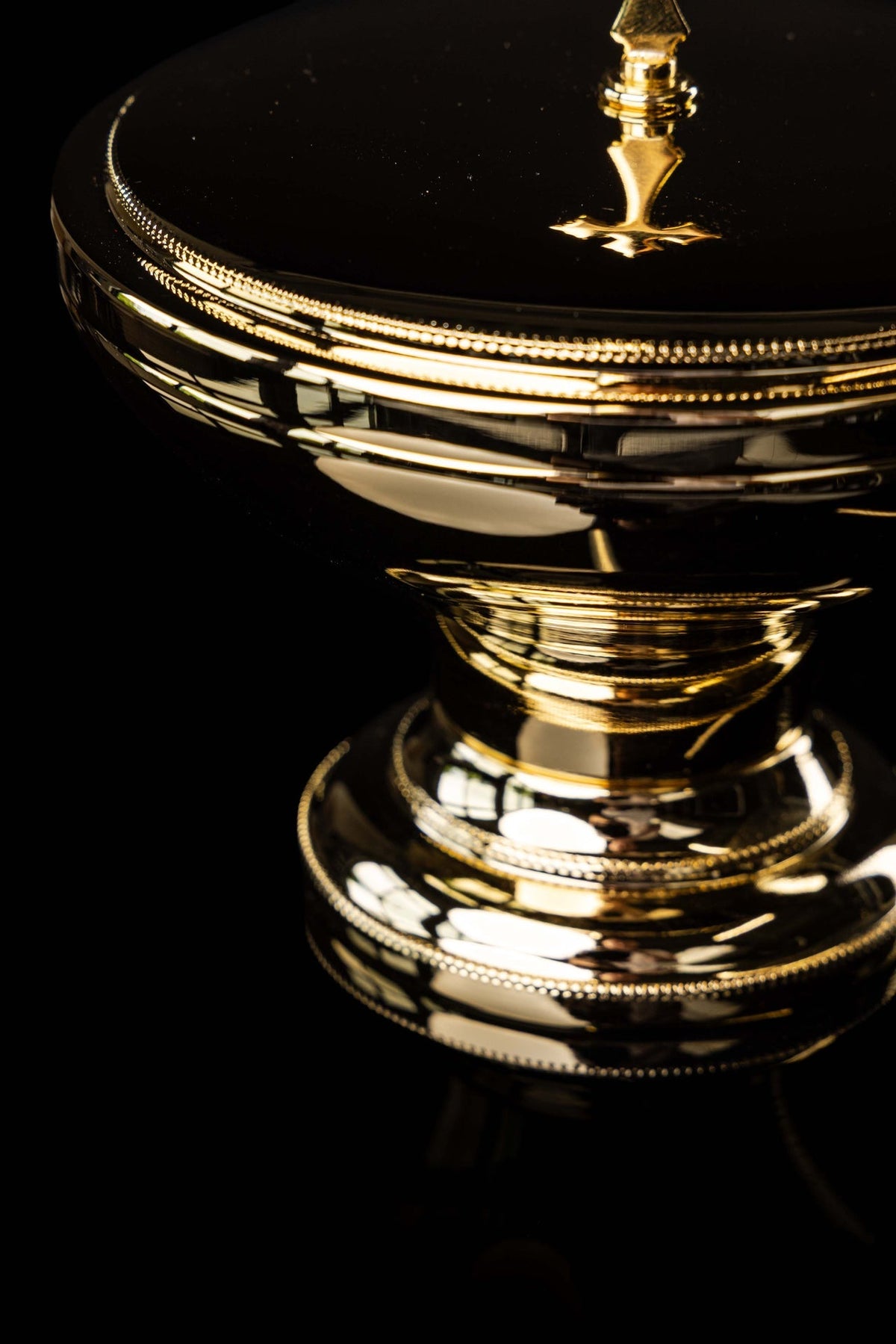Pozłacana puszka liturgiczna z mosiądzu do Komunii pod dwiema postaciami 15 cm - alba.pl