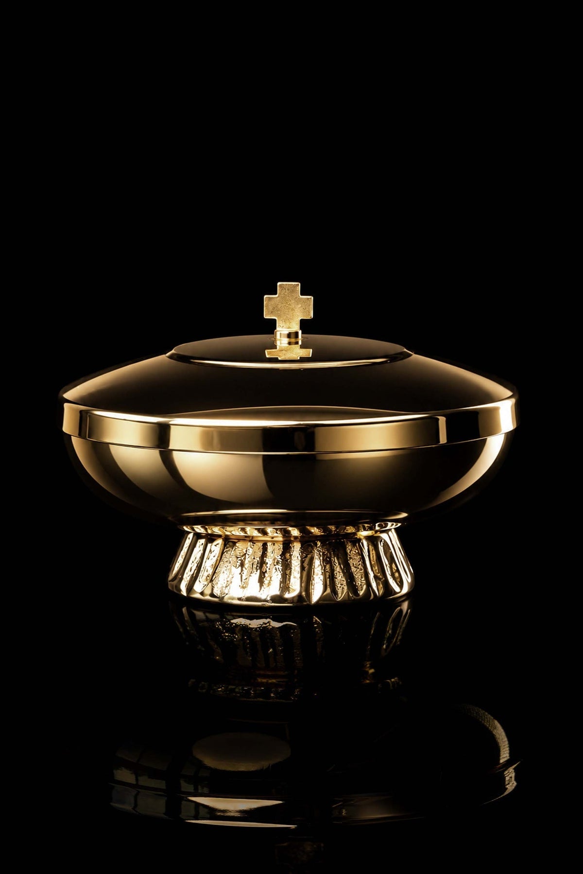 Pozłacana puszka liturgiczna z mosiądzu na ozdobnym nodusie 12 cm - alba.pl