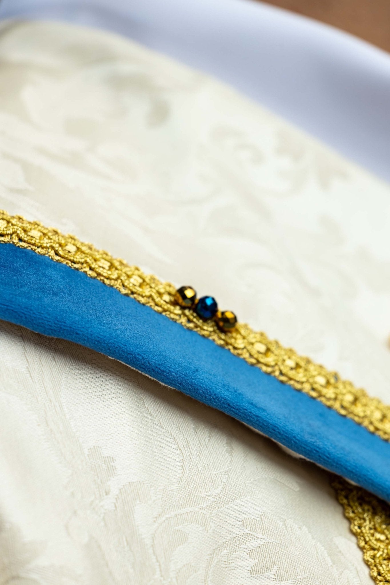 Ręcznie wykonana kapa maryjna z naturalnymi kamieniami Handmade 3006
