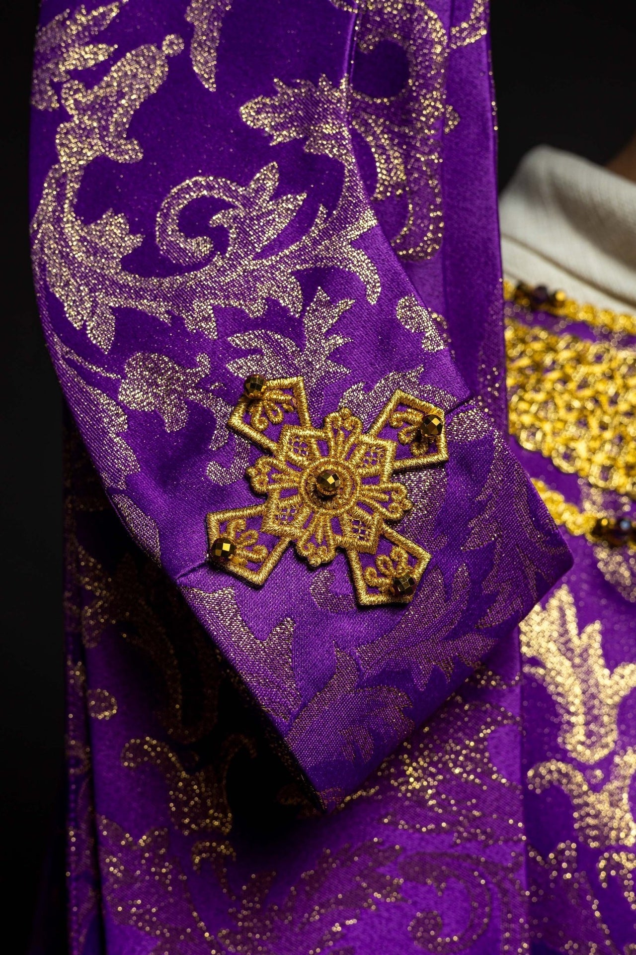 Ręcznie Wykonany Ornat Fioletowy z Kamieniami Naturalnymi - Kolekcja Handmade - alba.pl