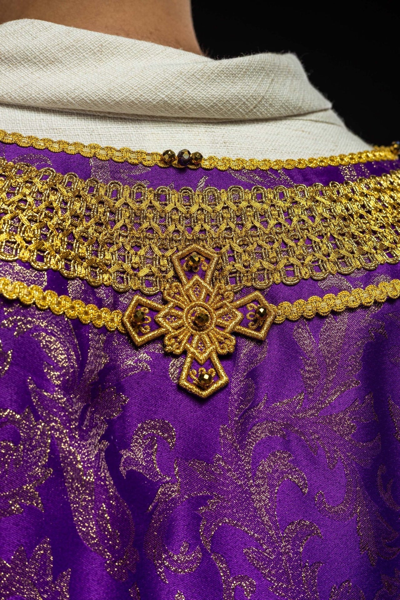 Ręcznie Wykonany Ornat Fioletowy z Kamieniami Naturalnymi - Kolekcja Handmade - alba.pl