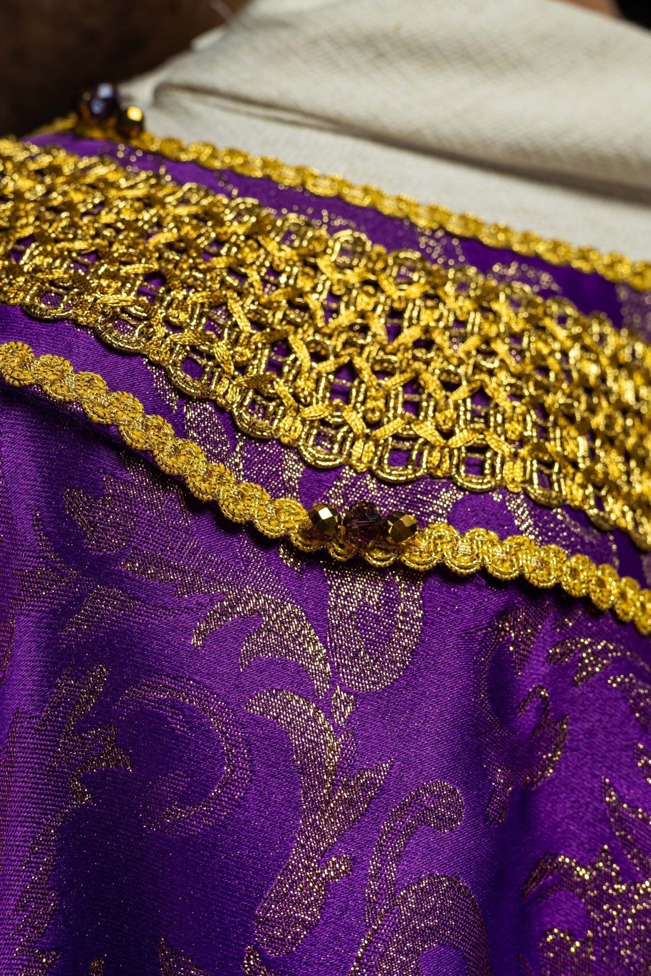 Ręcznie Wykonany Ornat Fioletowy z Kamieniami Naturalnymi - Kolekcja Handmade - alba.pl
