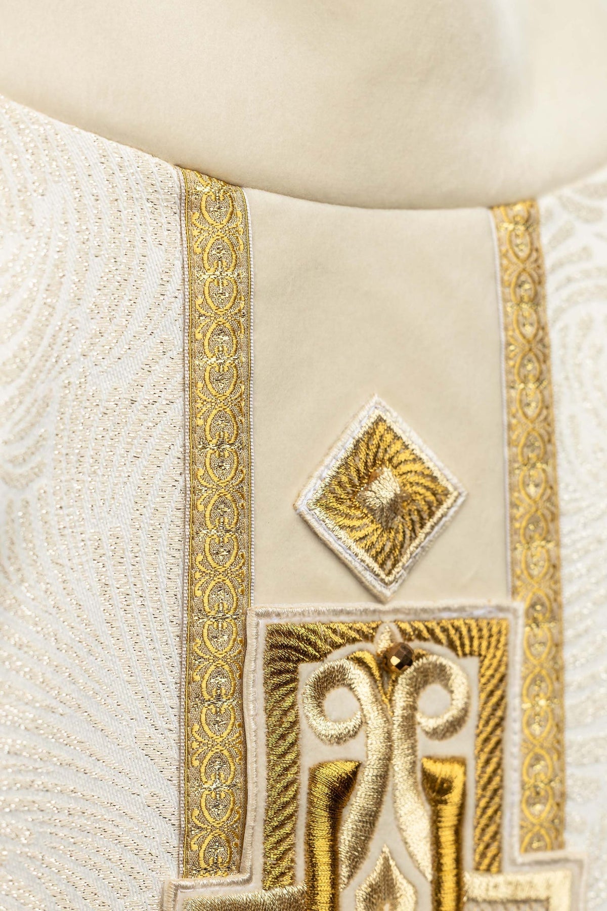 Ręcznie wykonany ornat z naturalnymi kamieniami Handmade 7012 - alba.pl